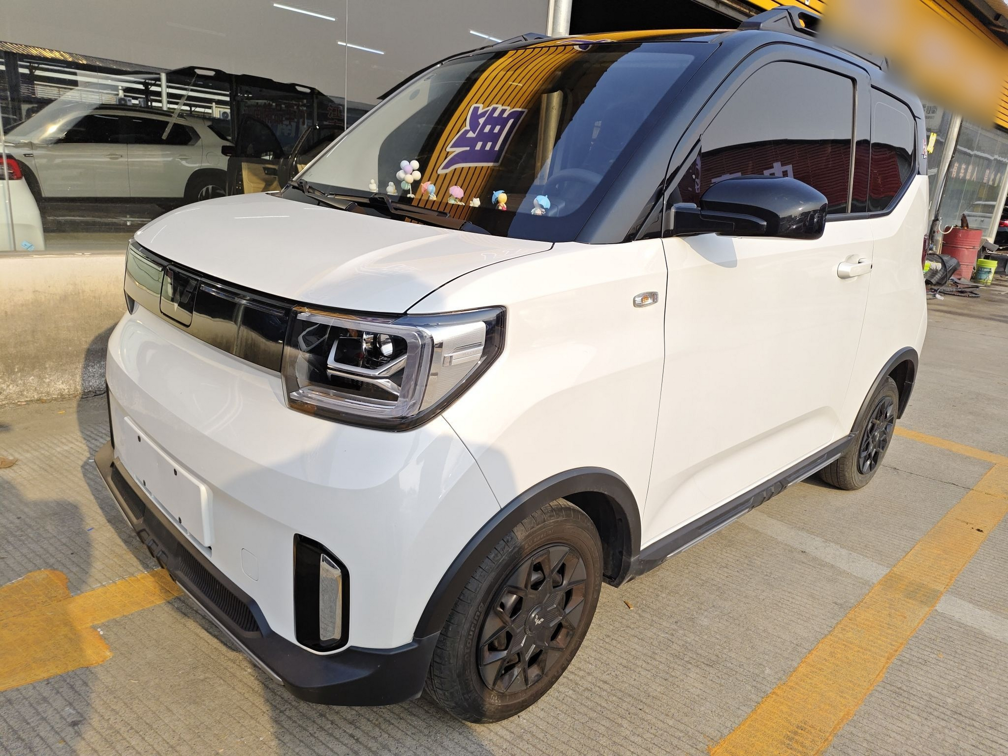 تحت مقدمة السيارة