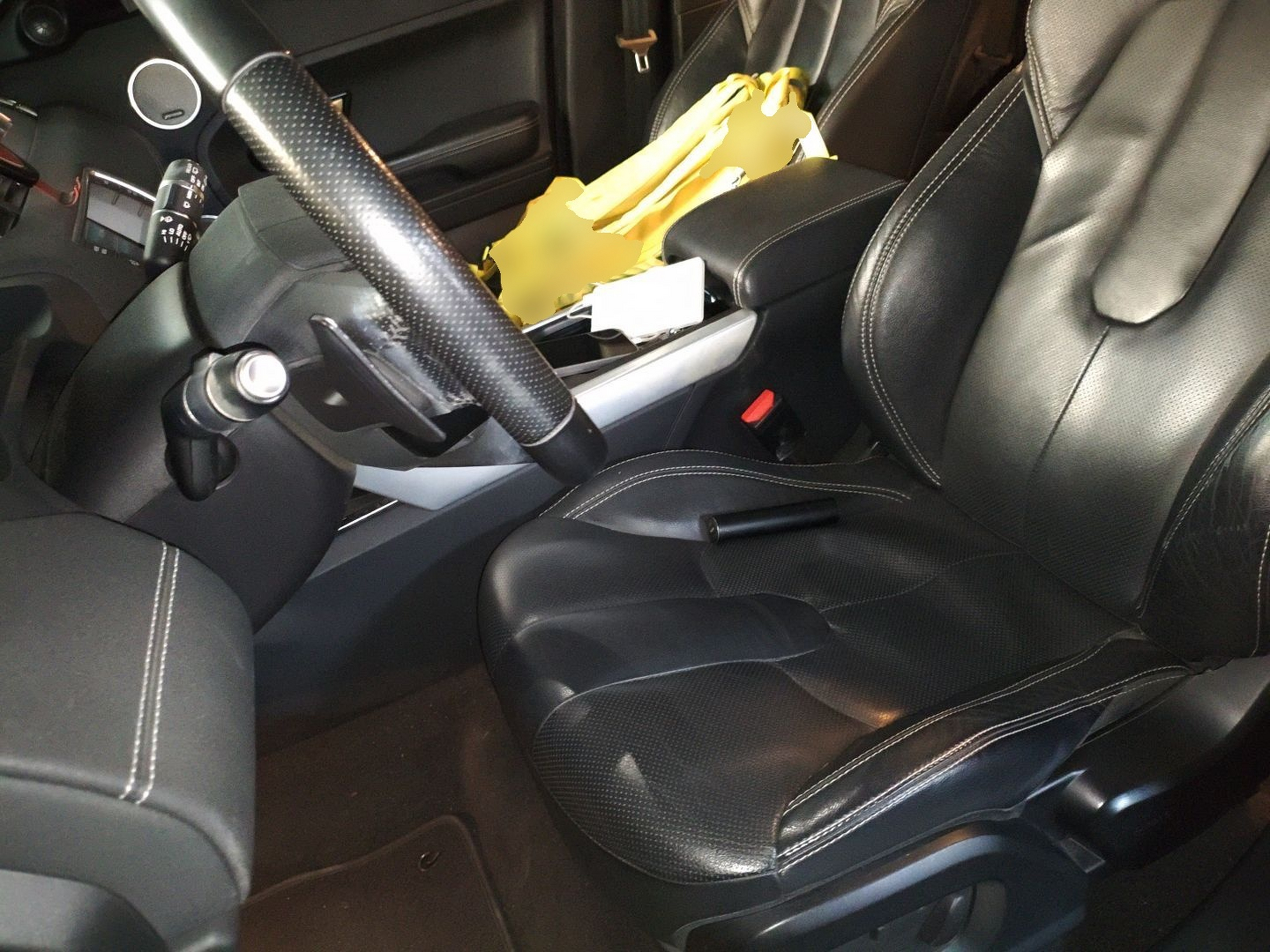 المقاعد الأمامية داخل السيارة