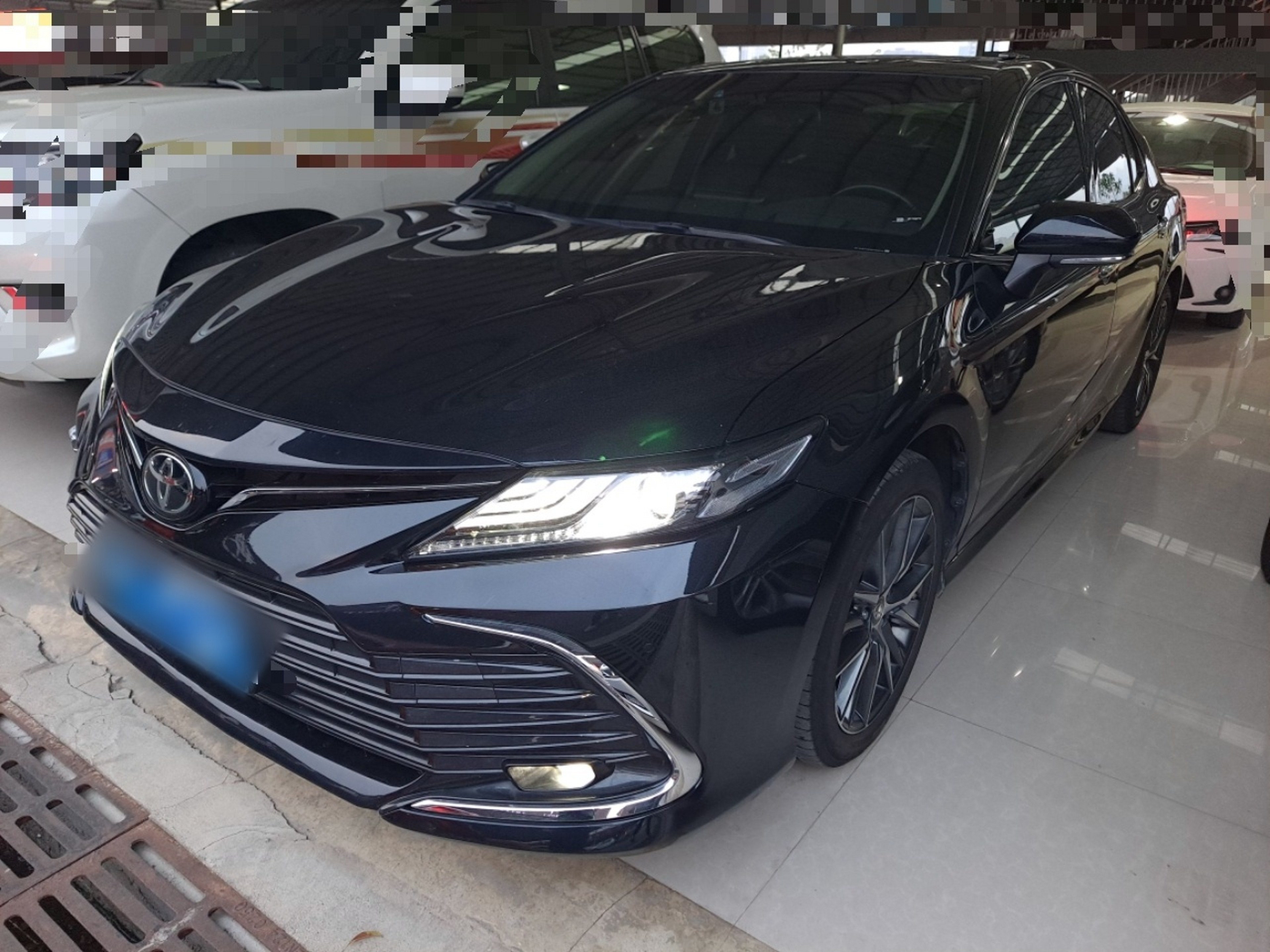 تحت مقدمة السيارة