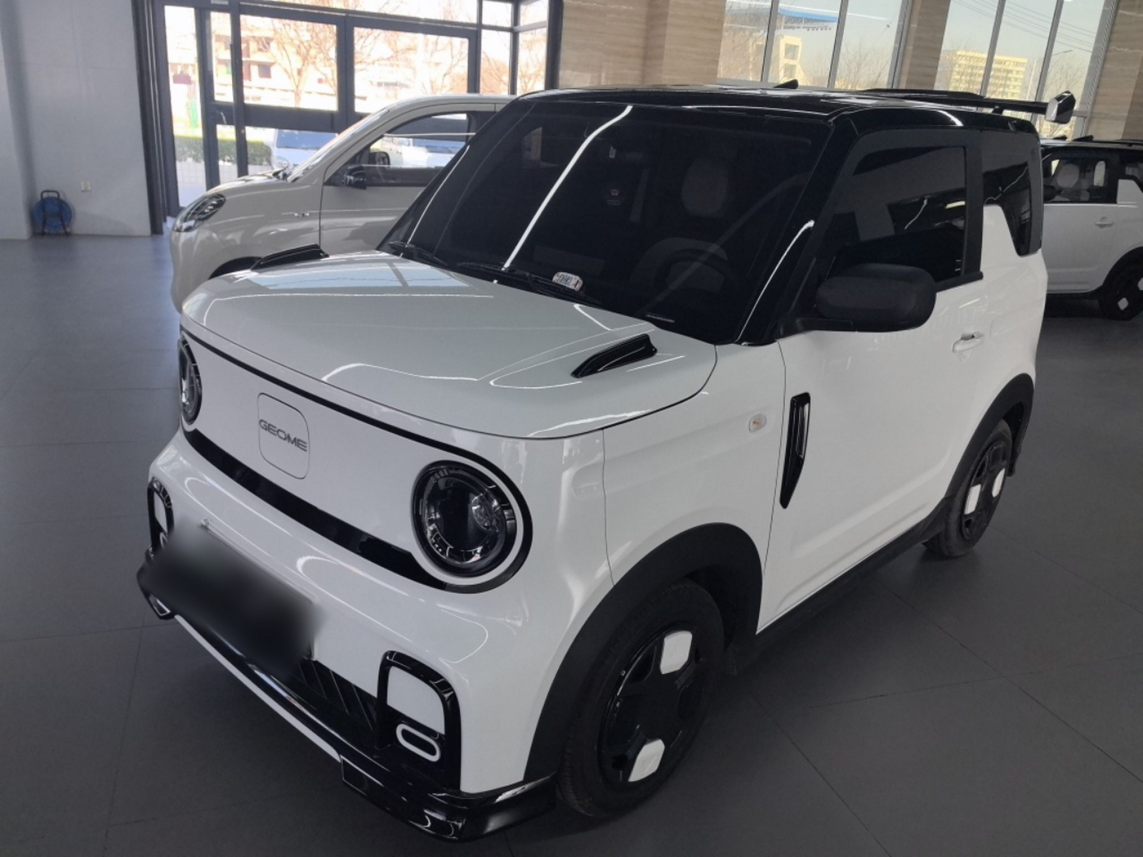 تحت مقدمة السيارة