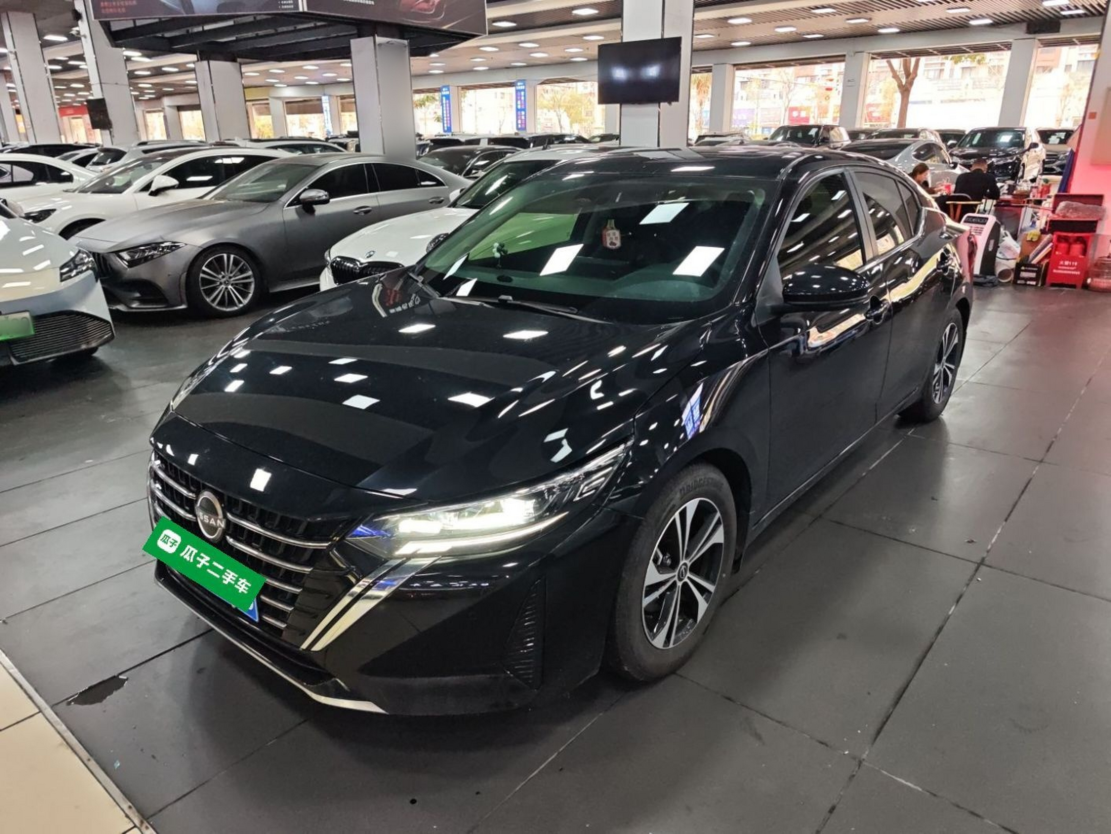 تحت مقدمة السيارة