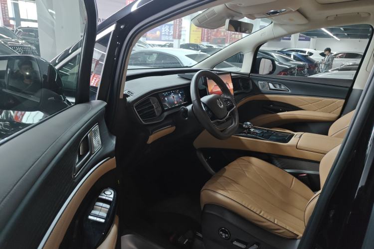 Used Denza D9 2024 DM-i 980 Four-Wheel Drive Prestige Model
