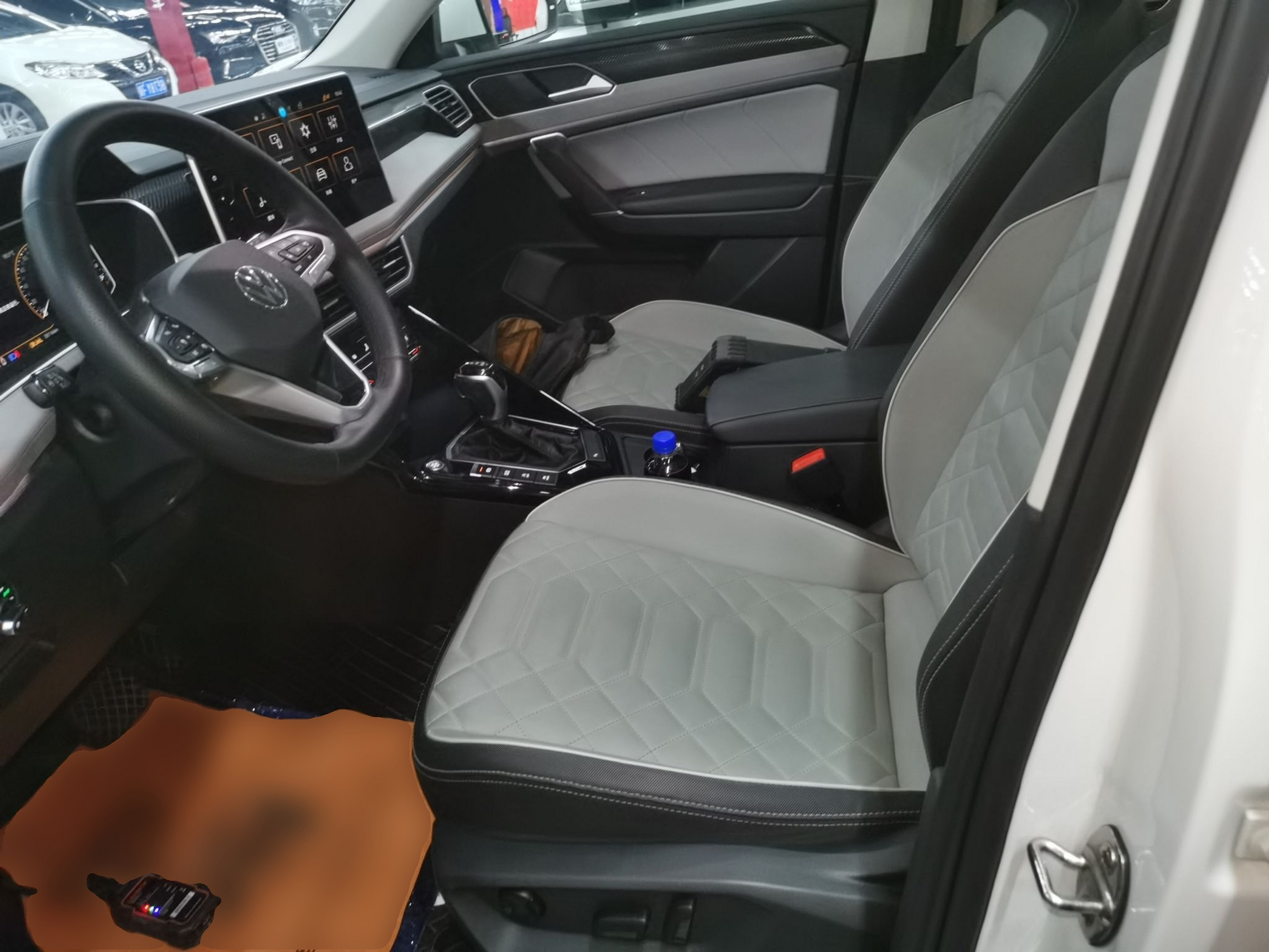 Переднее сиденье в автомобиле