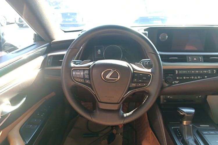 Used Lexus ES 2020 300h Premier Edition