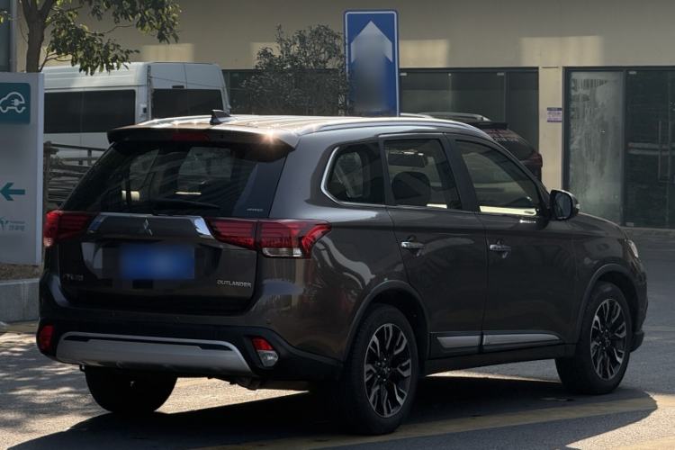 Used Mitsubishi Outlander 2019 2.4L 4x4 Zhi Xiang Edition 7 Seats China VI Standard
