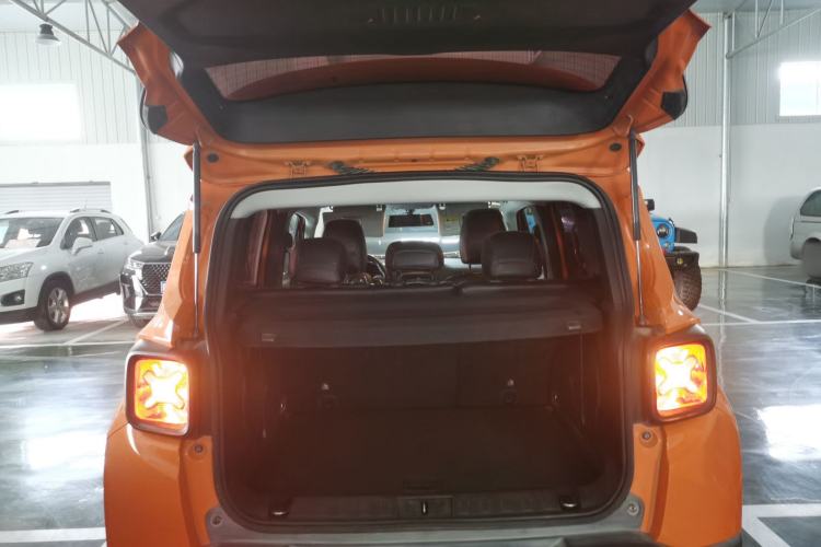 Used  Renegade 2018 Connected Large Screen Version 180T Automatic High-Energy Edition
