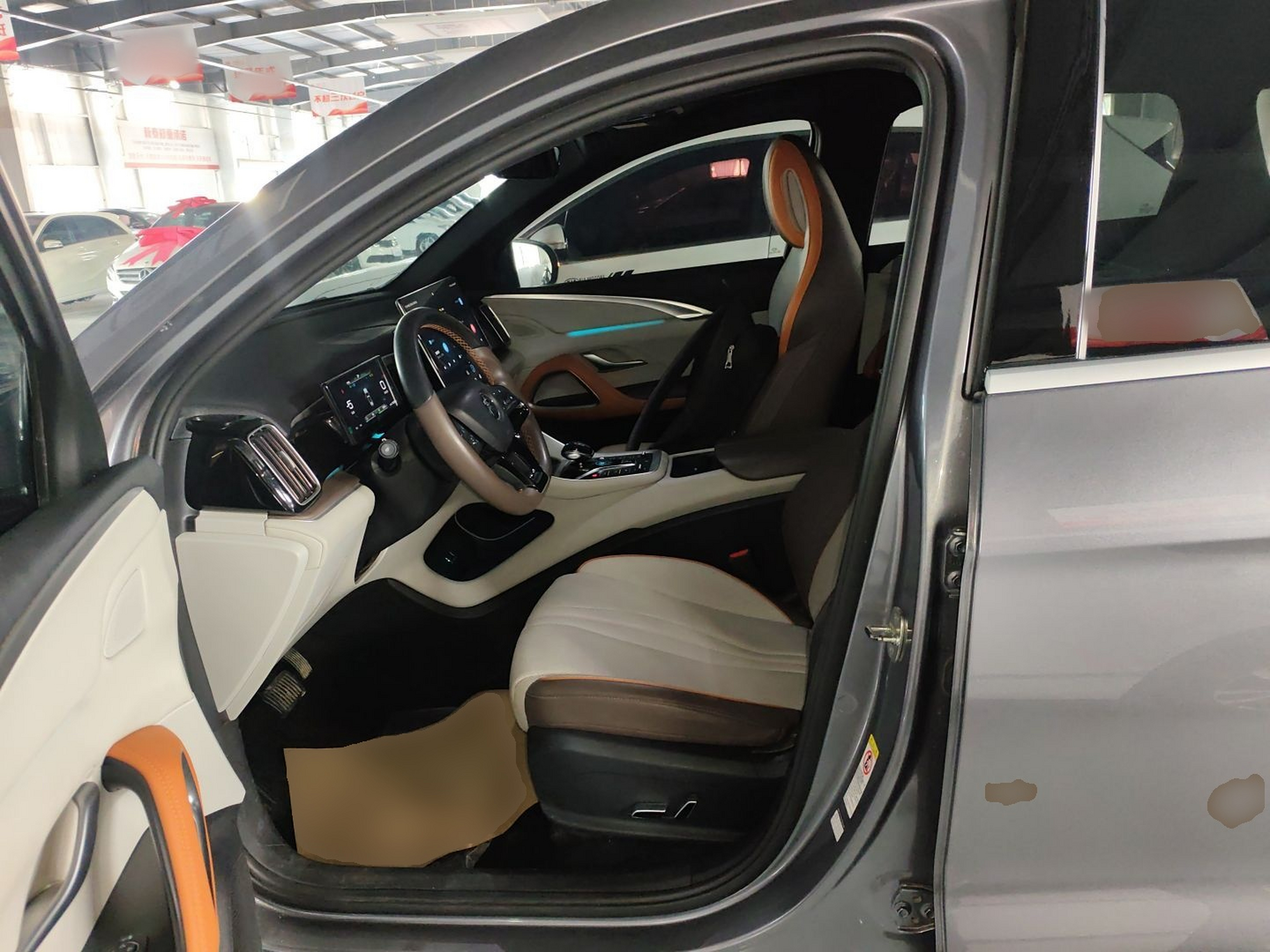 المقاعد الأمامية داخل السيارة