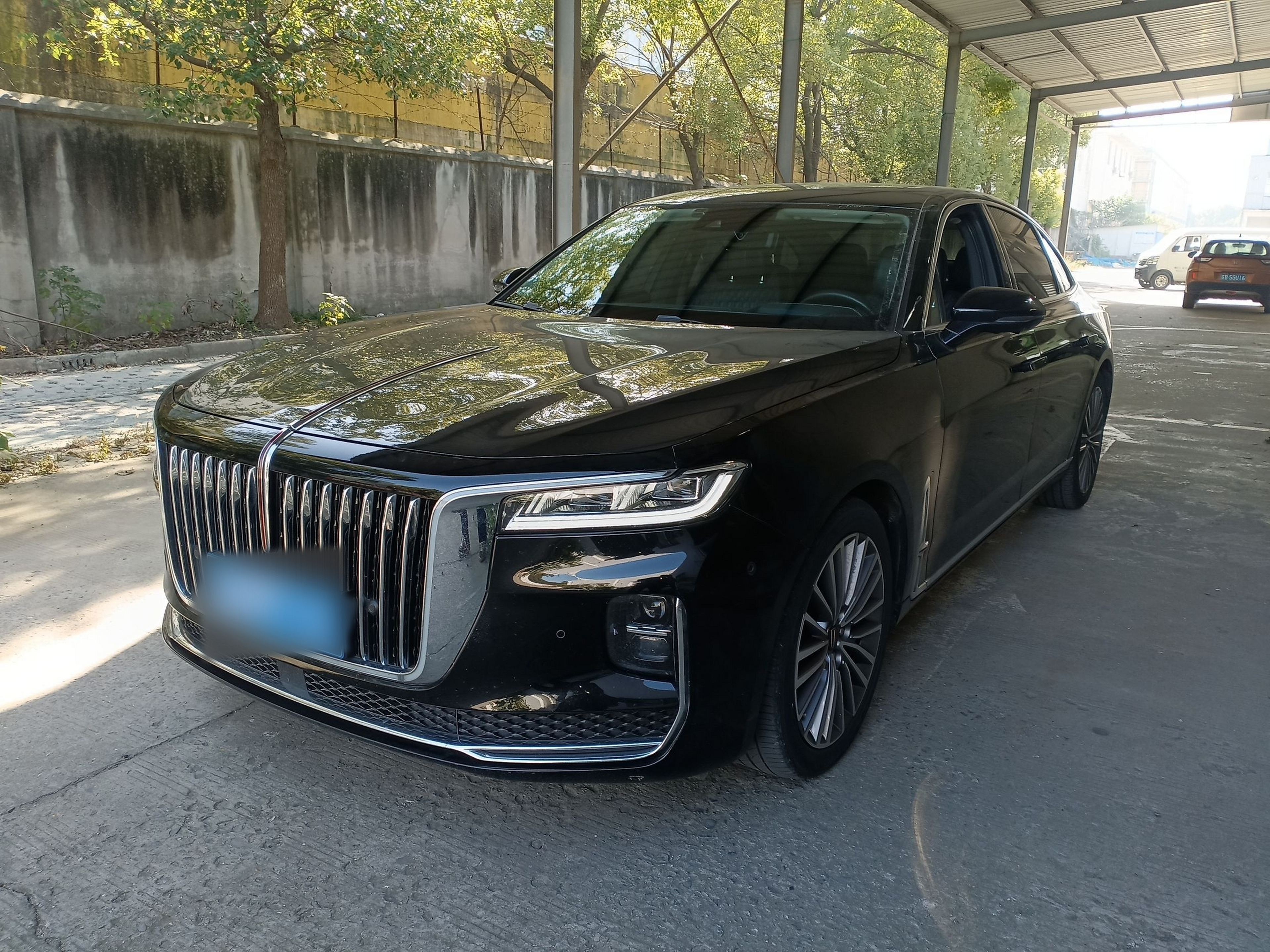 Под передней частью автомобиля