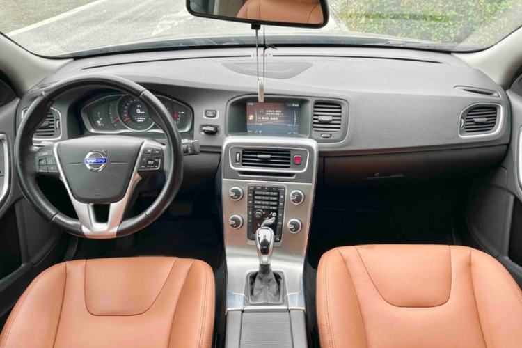 Used Volvo S60 2015 S60L 2.0T Zhiyuan Edition
