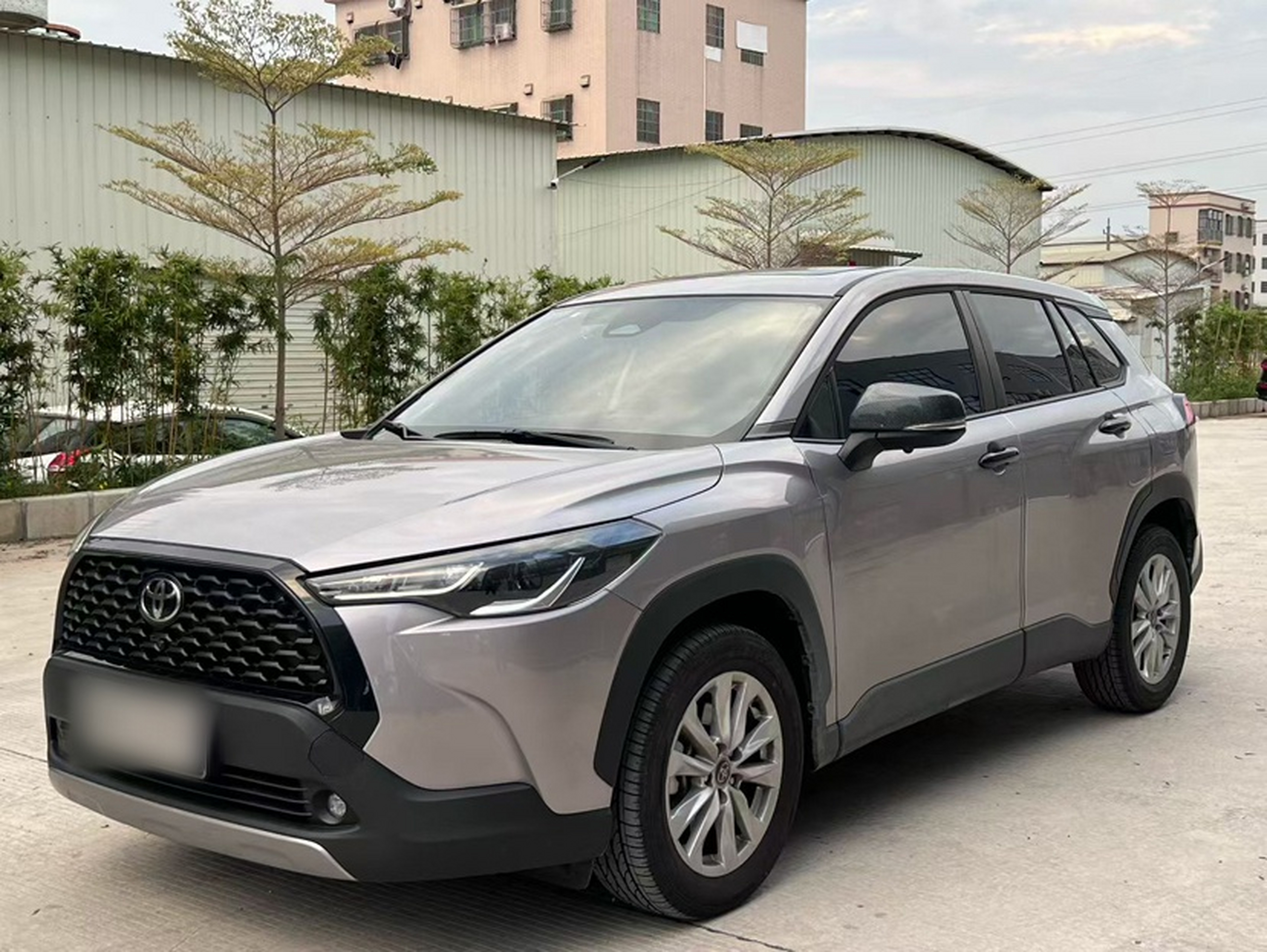 Под передней частью автомобиля