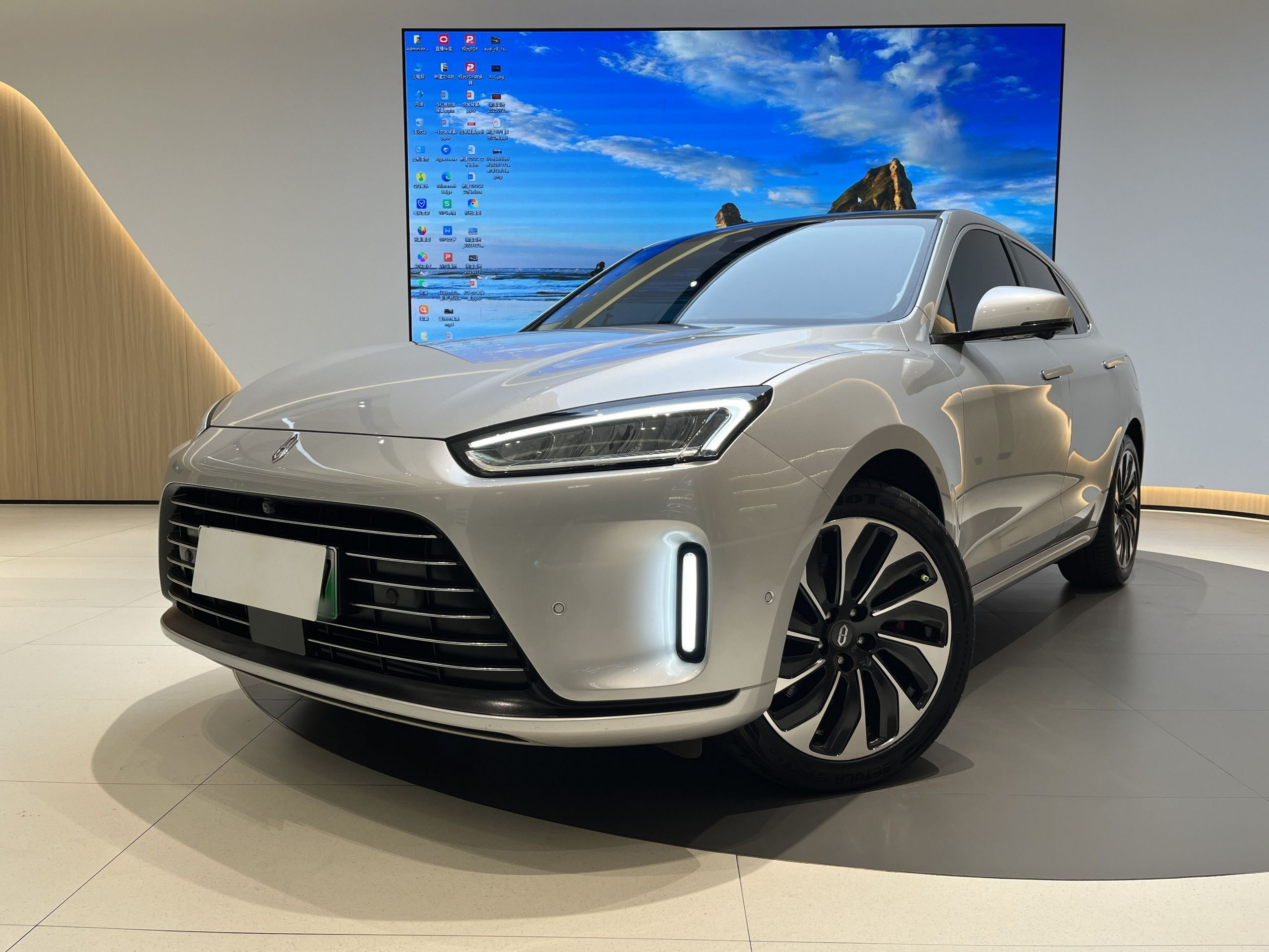 تحت مقدمة السيارة