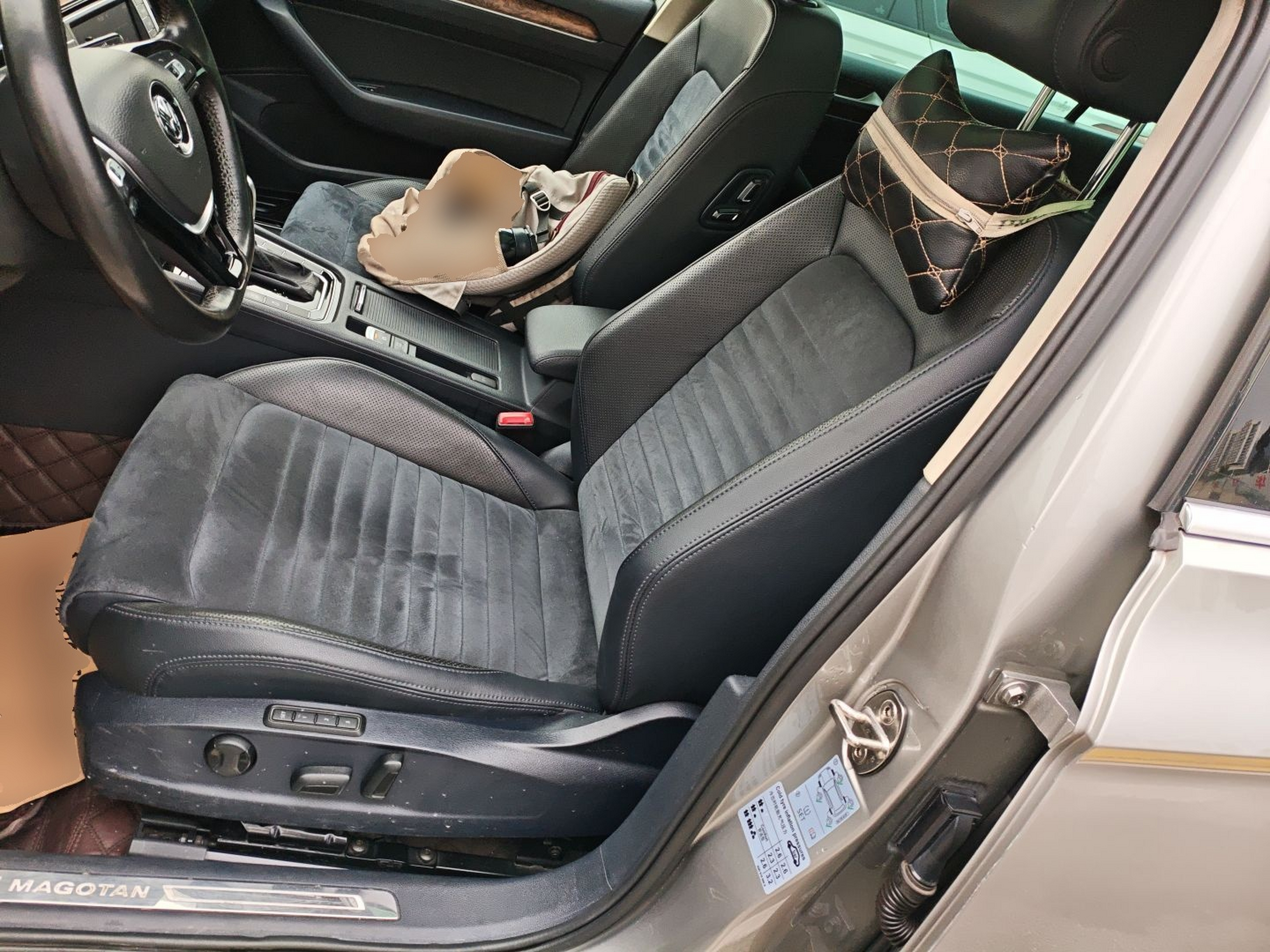 Переднее сиденье в автомобиле