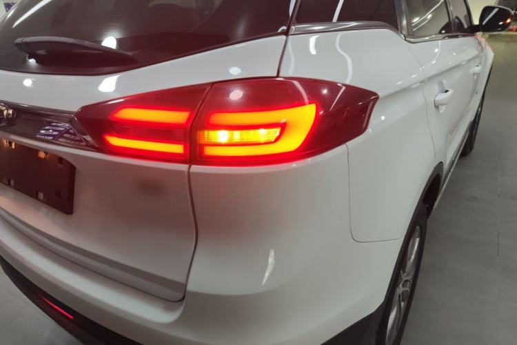 Used Geely Auto Emgrand X7 Sport 2018 1.8TD Automatic Two-Wheel Drive Smart Connect 4G Internet Edition
