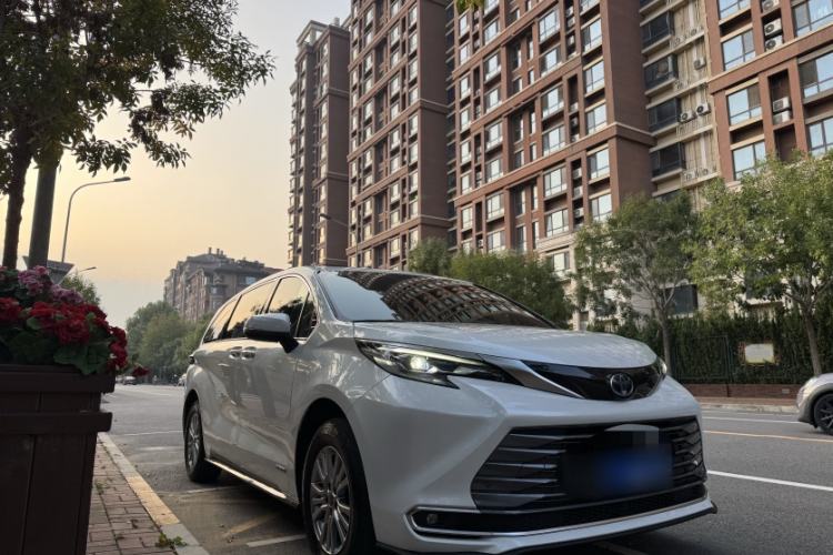 Used Toyota Sienna 2021 2.5L Hybrid Premium Edition
