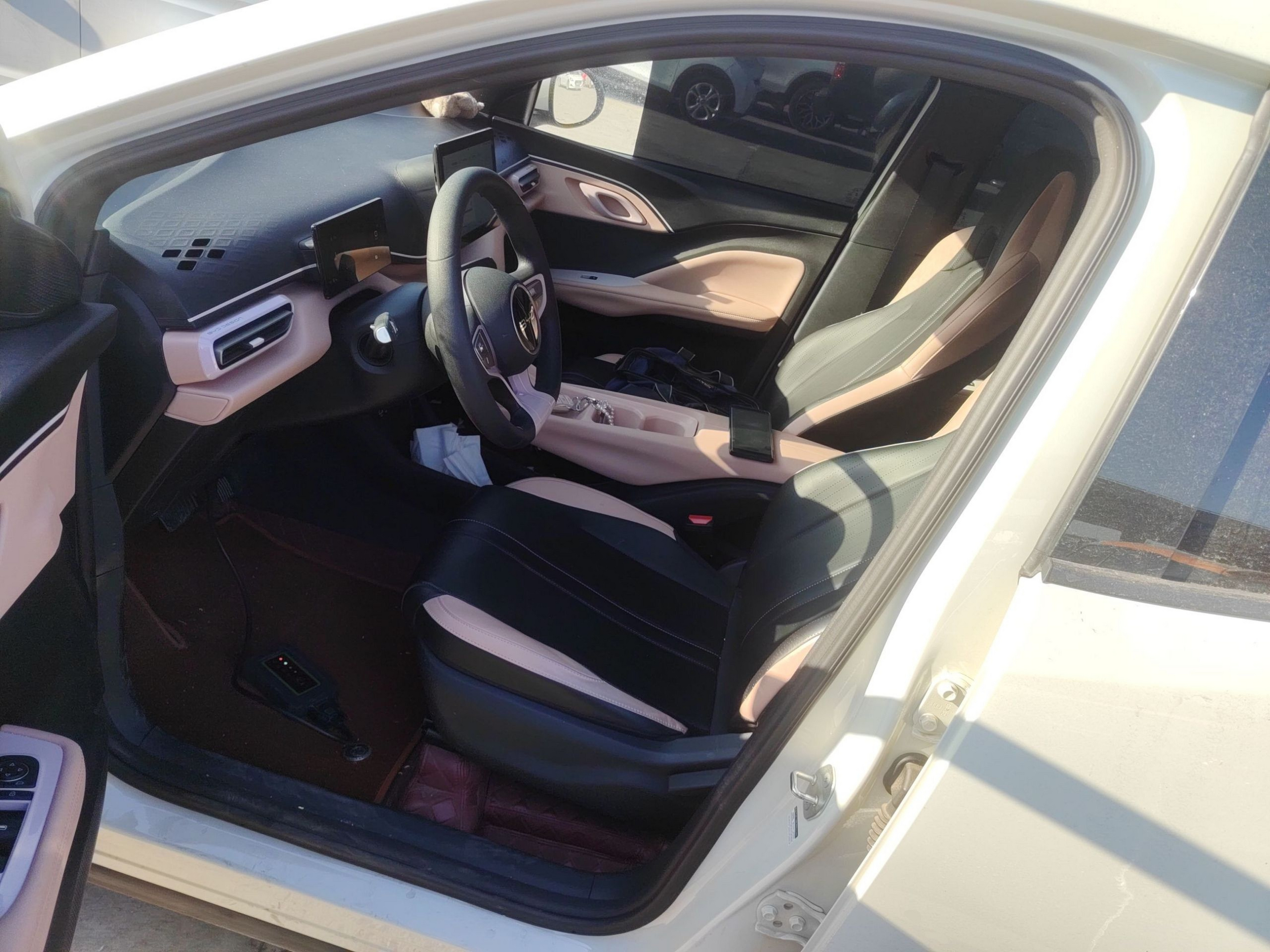 المقاعد الأمامية داخل السيارة