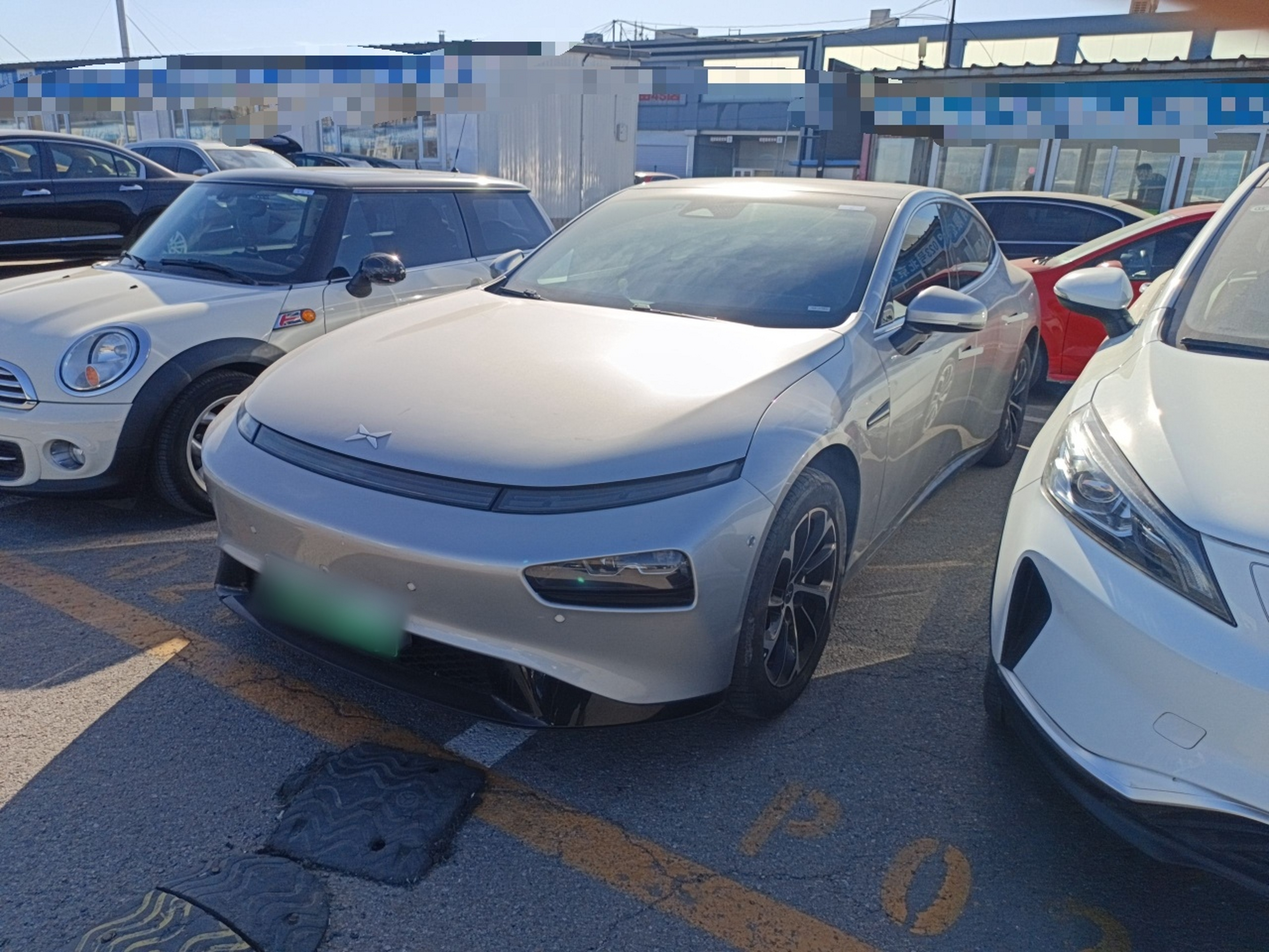 تحت مقدمة السيارة