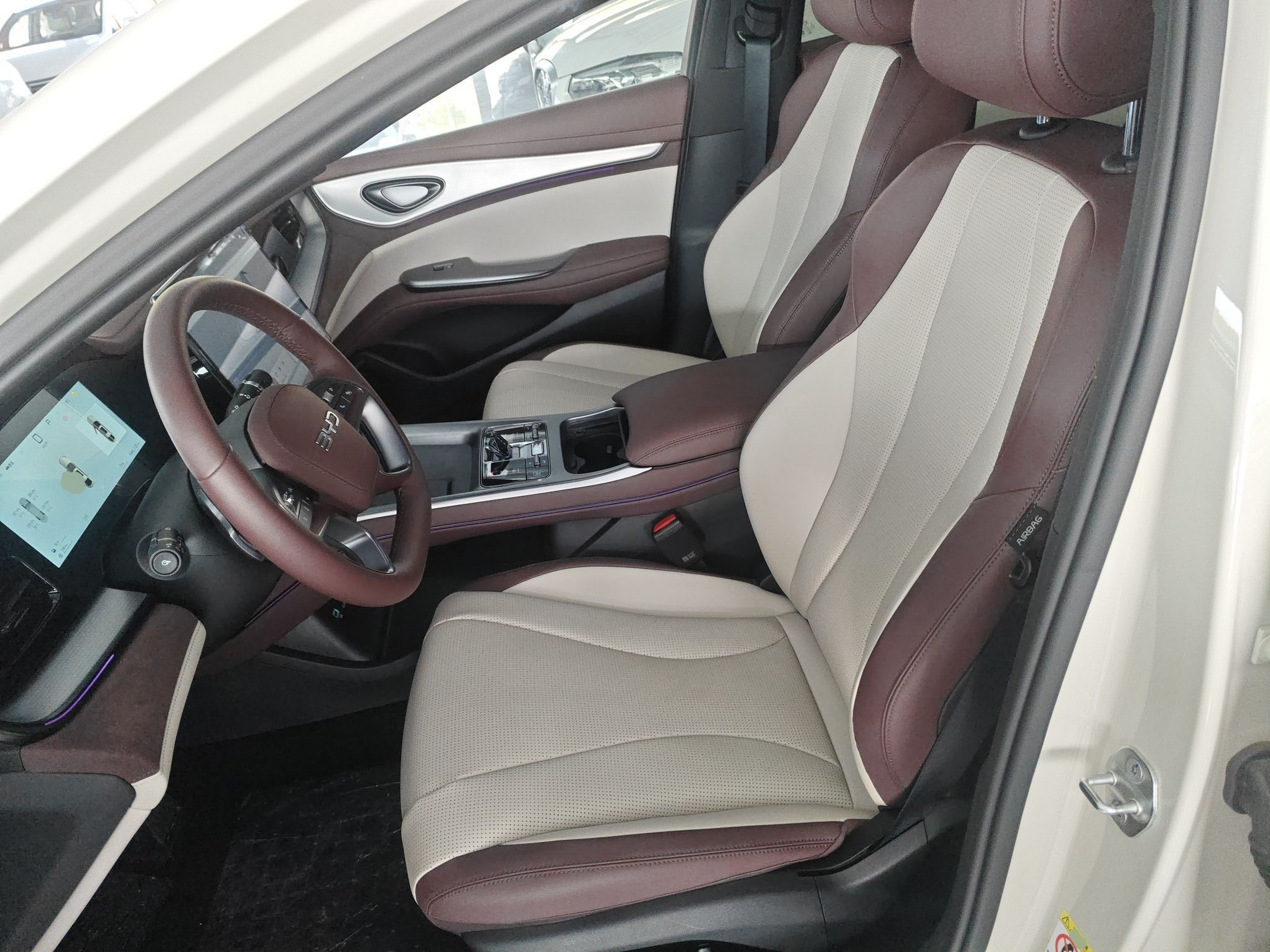 Переднее сиденье в автомобиле