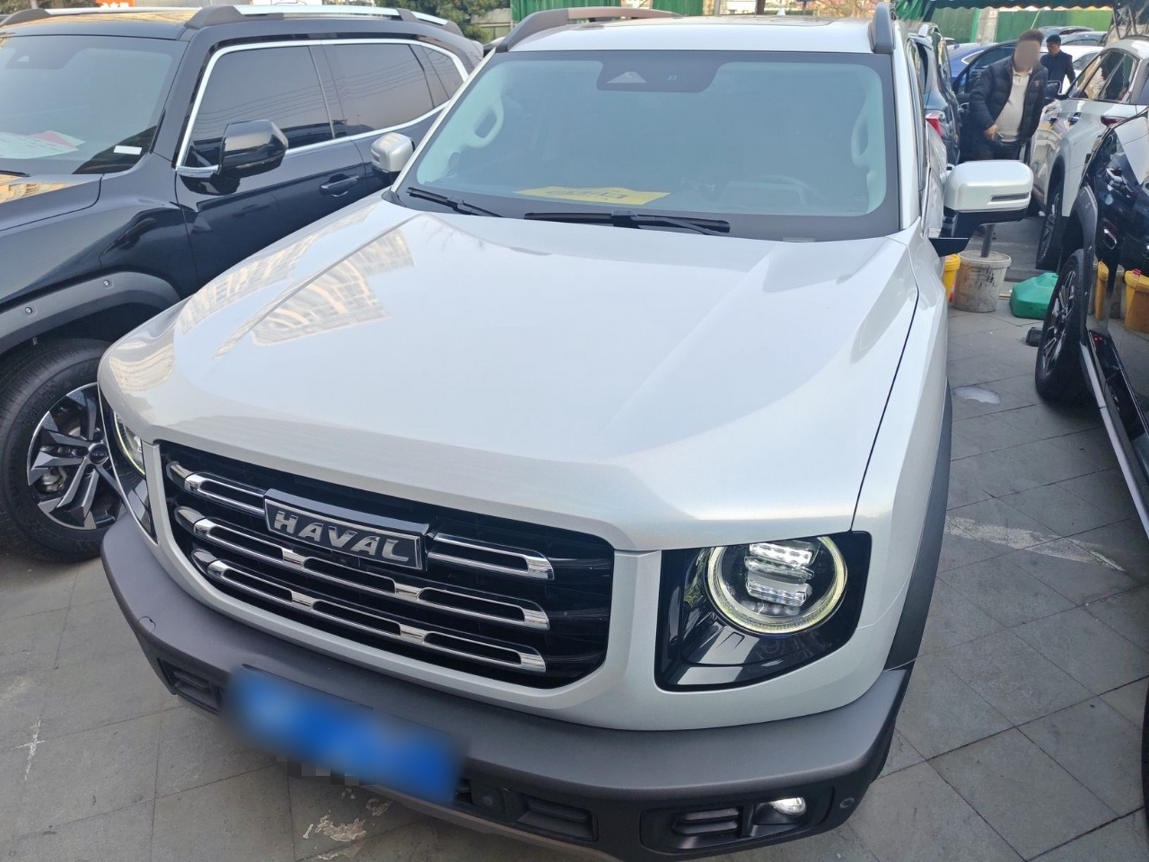 تحت مقدمة السيارة