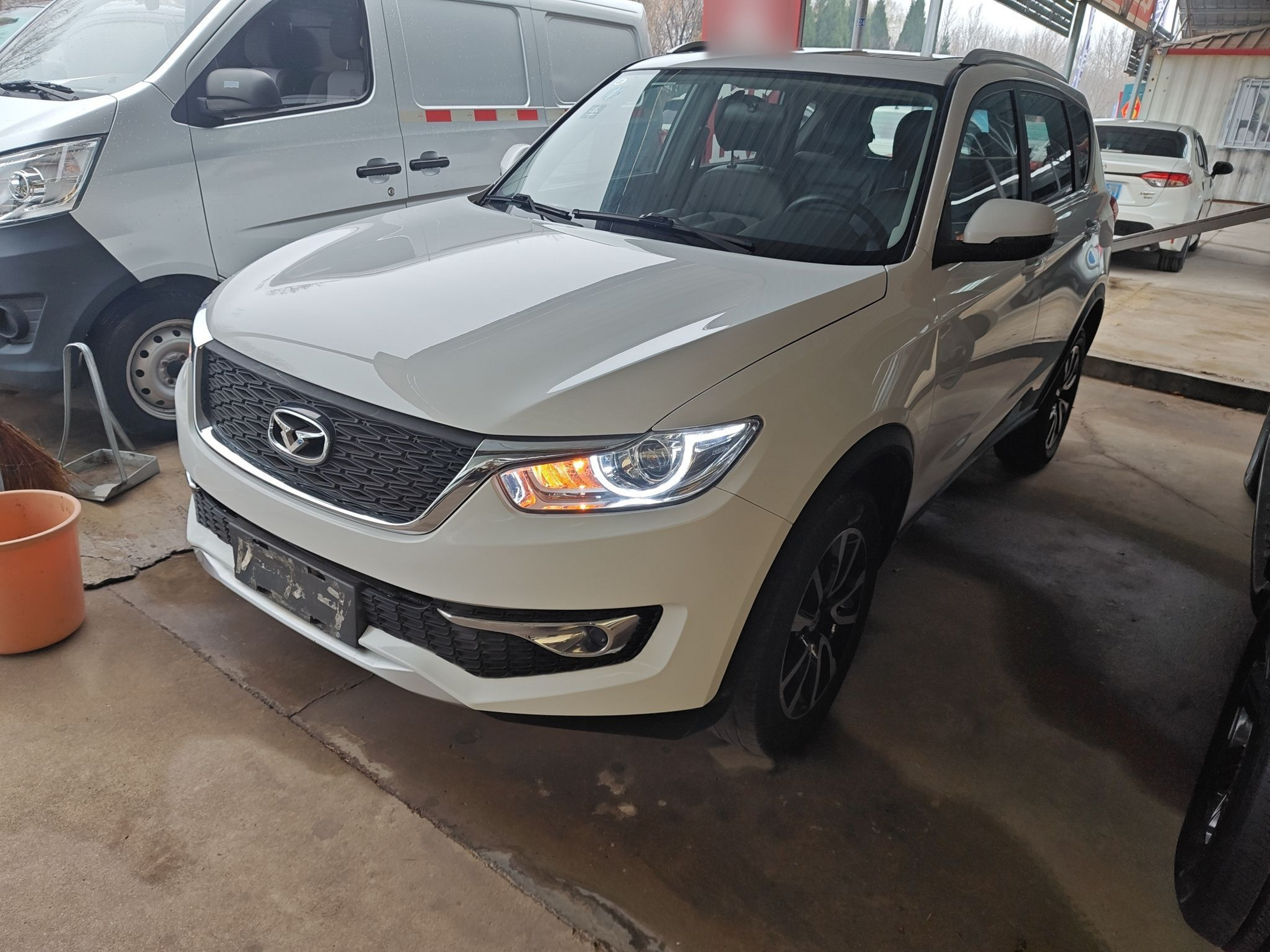 Под передней частью автомобиля