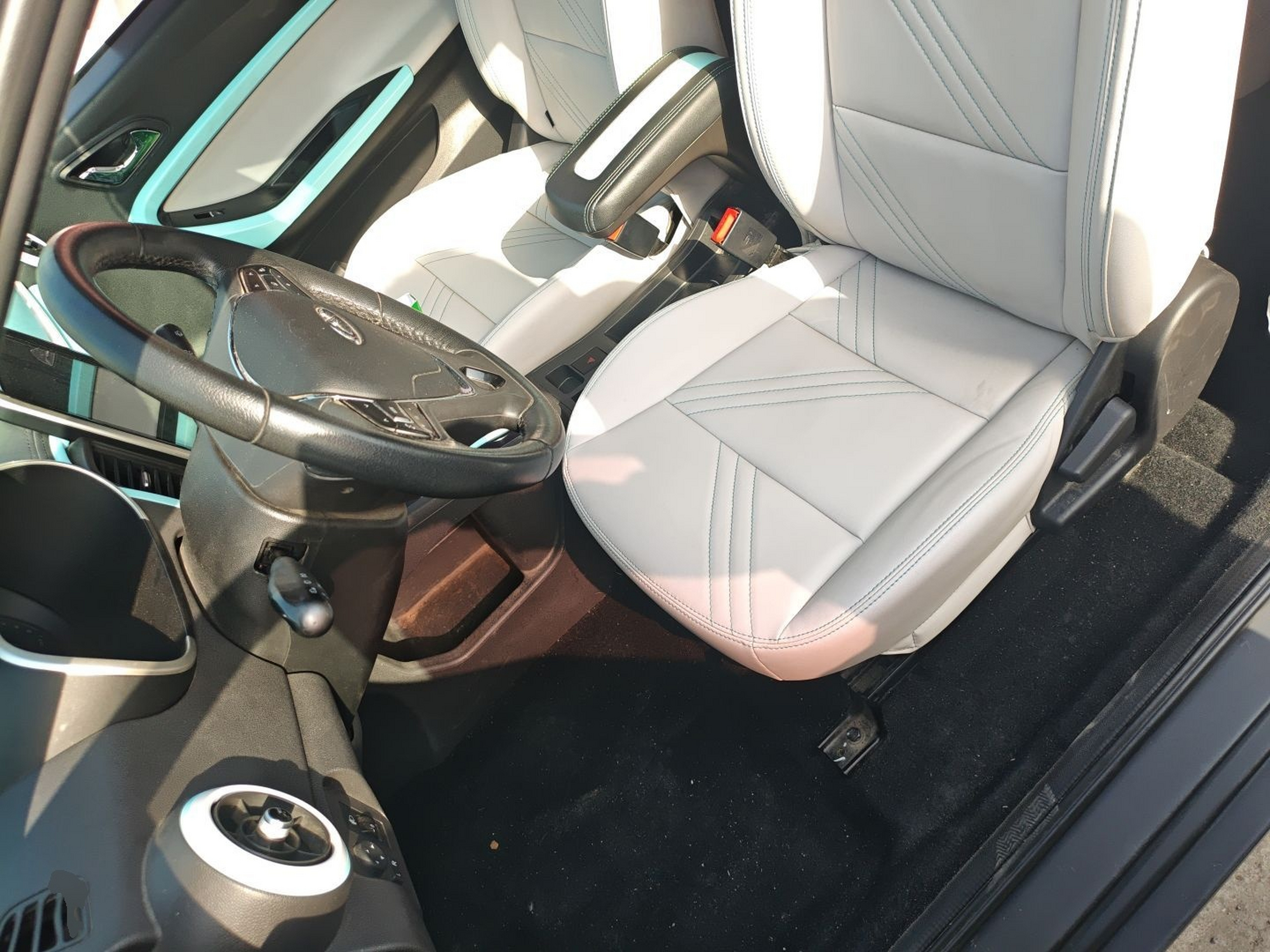 Переднее сиденье в автомобиле