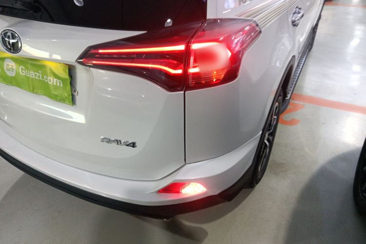 Used Toyota RAV4 2016 2.0L CVT Two-Wheel Drive Fashion Edition China V Standard
