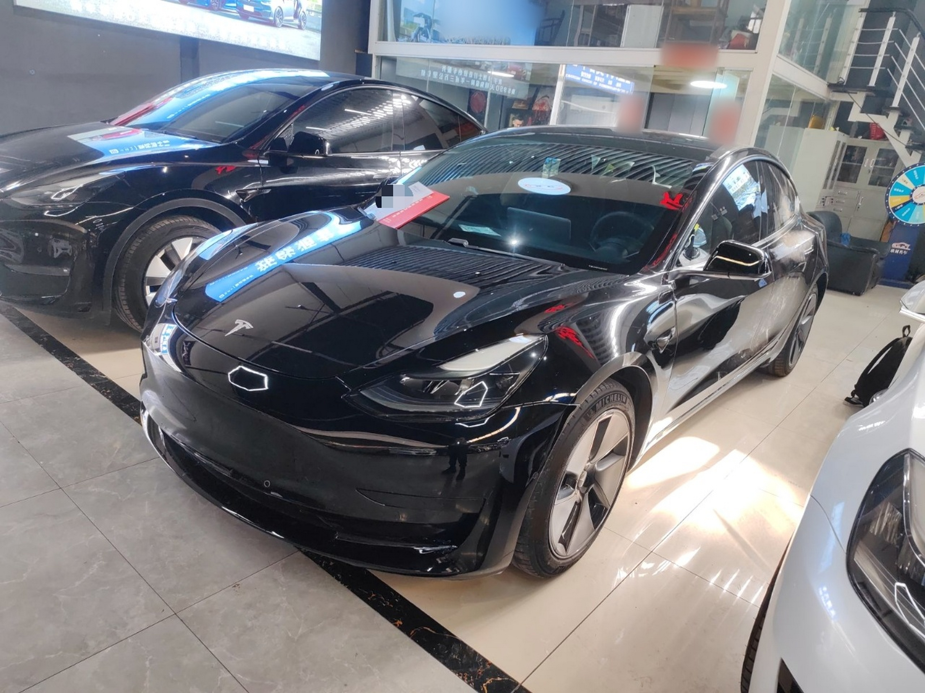 تحت مقدمة السيارة