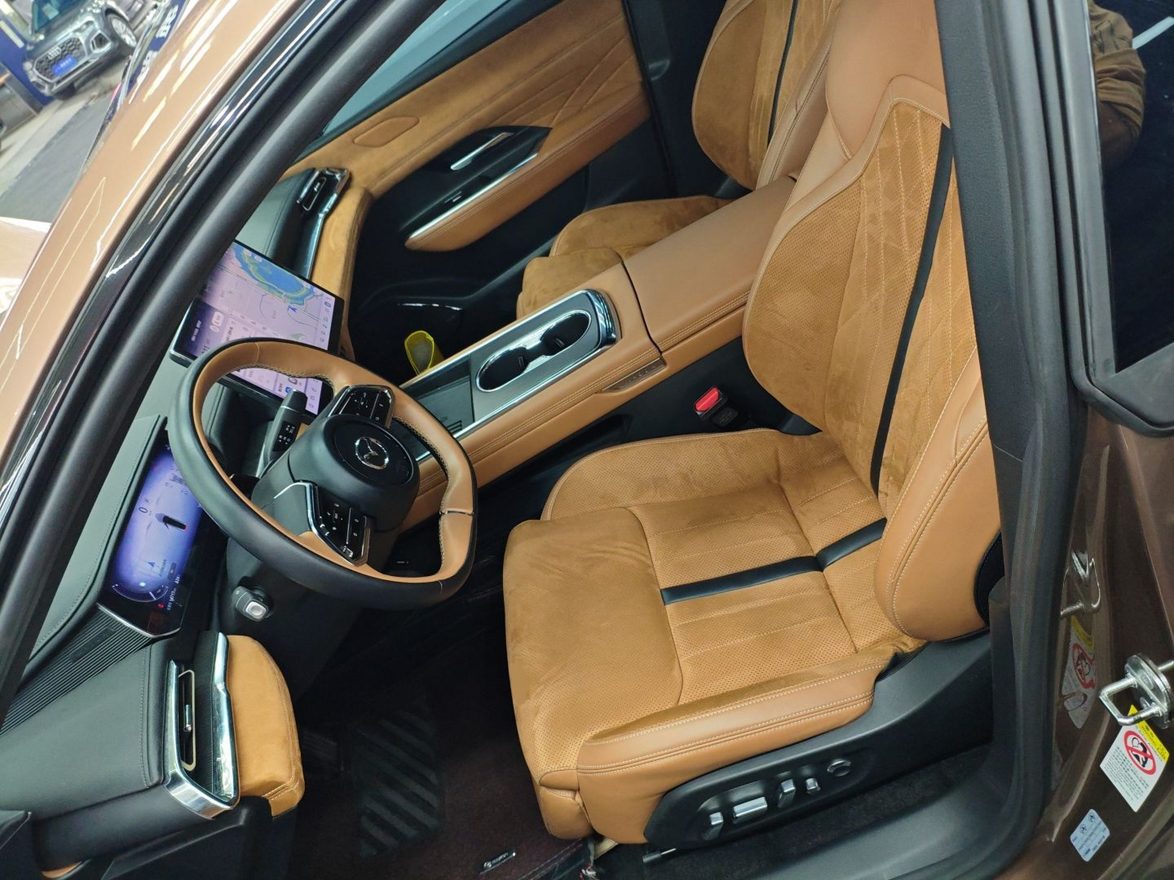 المقاعد الأمامية داخل السيارة