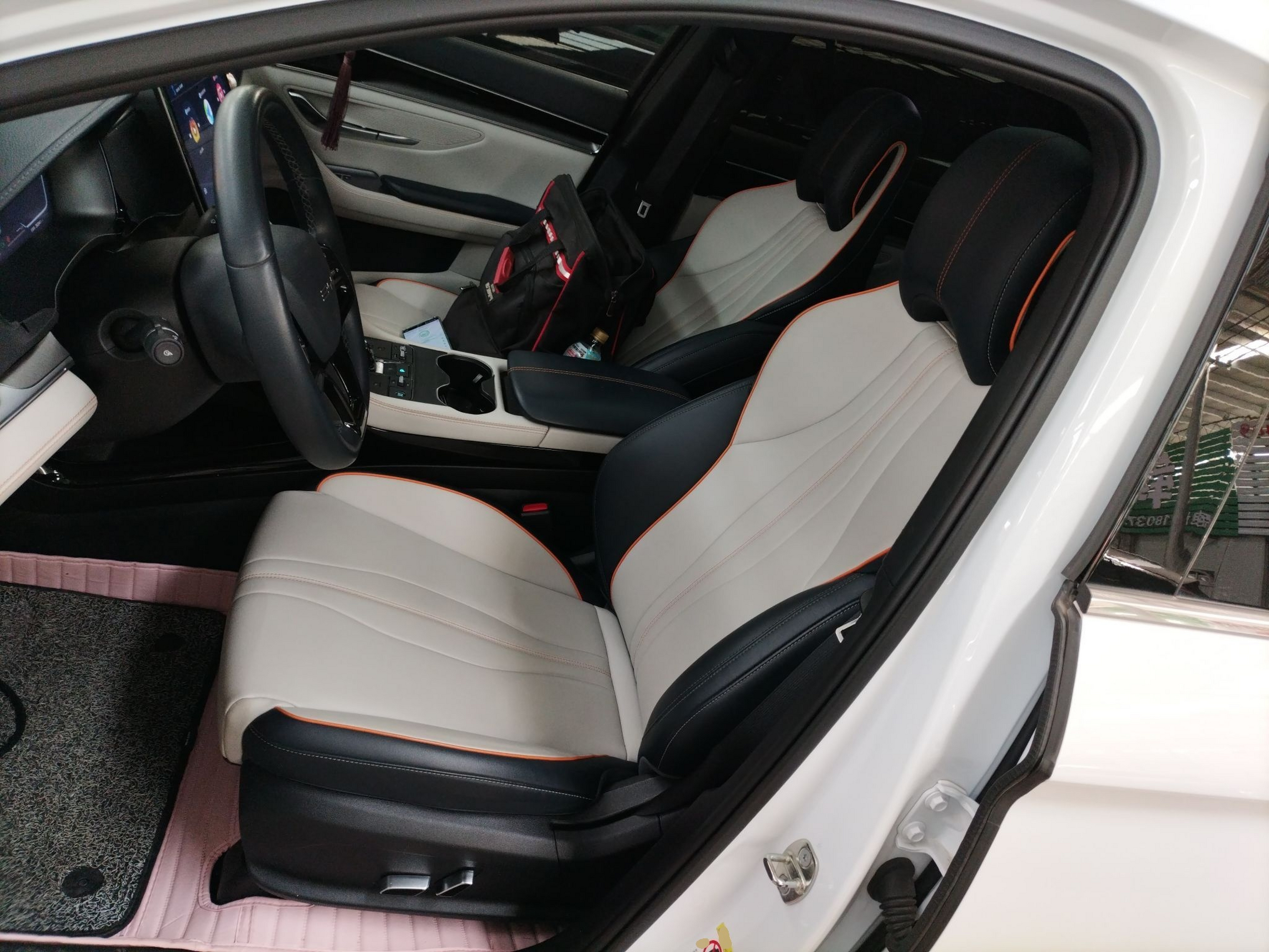 المقاعد الأمامية داخل السيارة