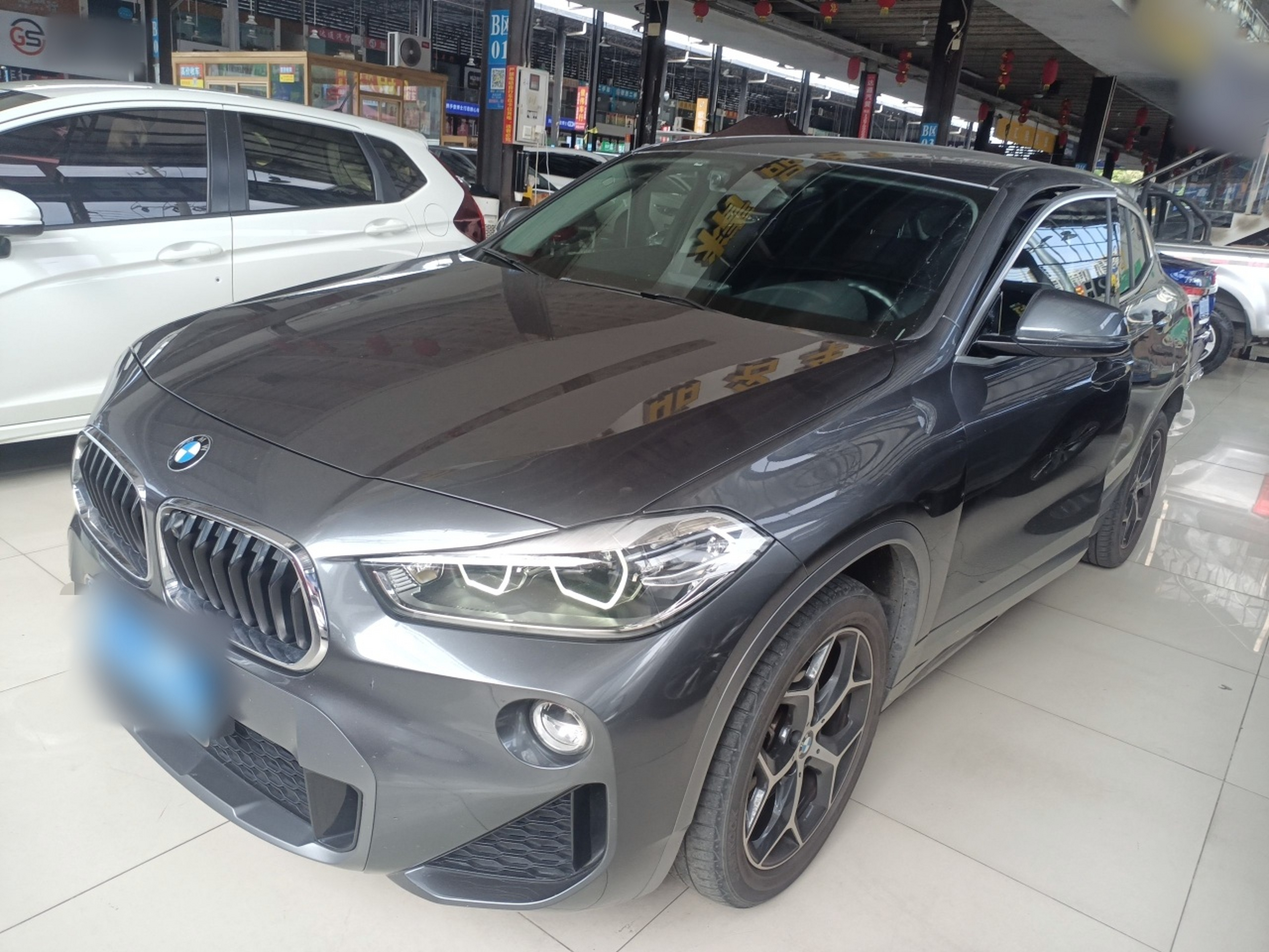 Под передней частью автомобиля