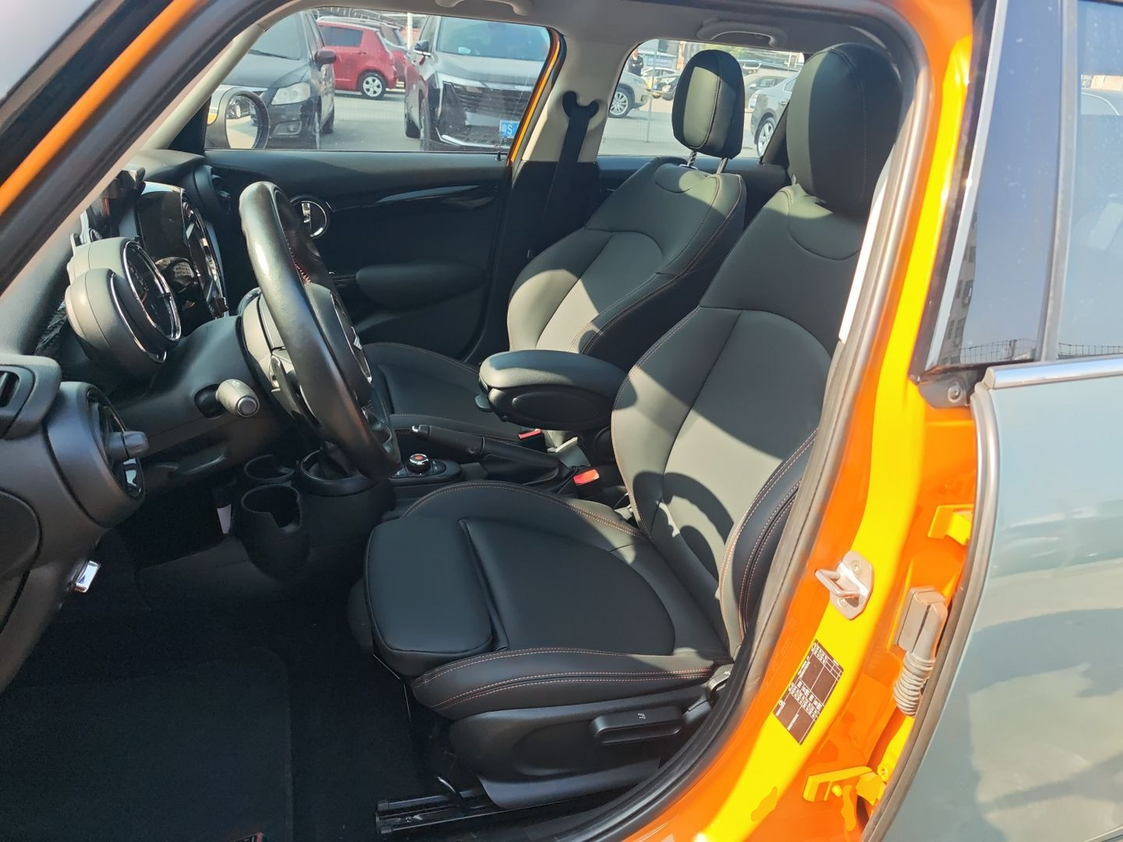 المقاعد الأمامية داخل السيارة