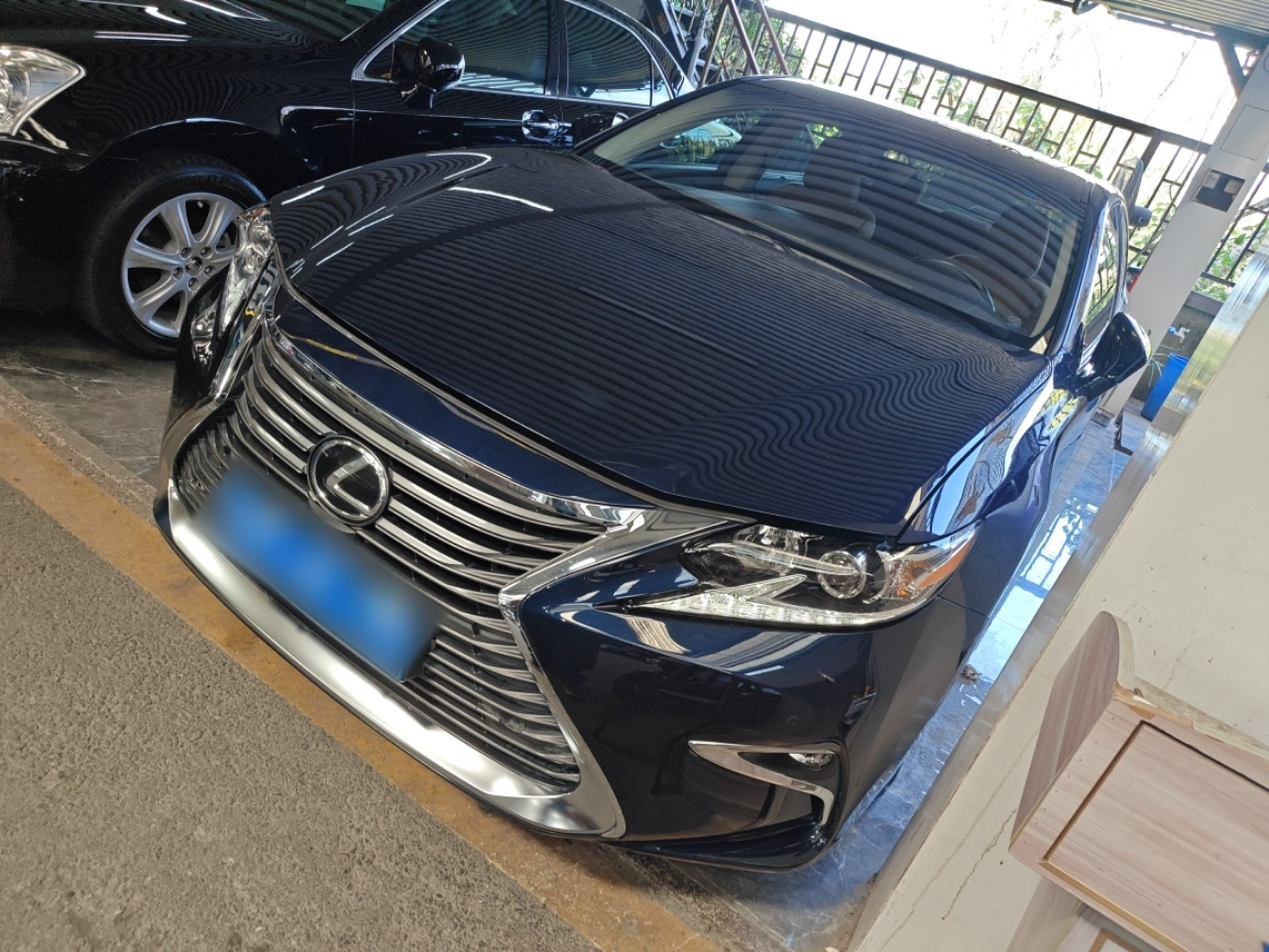 Под передней частью автомобиля