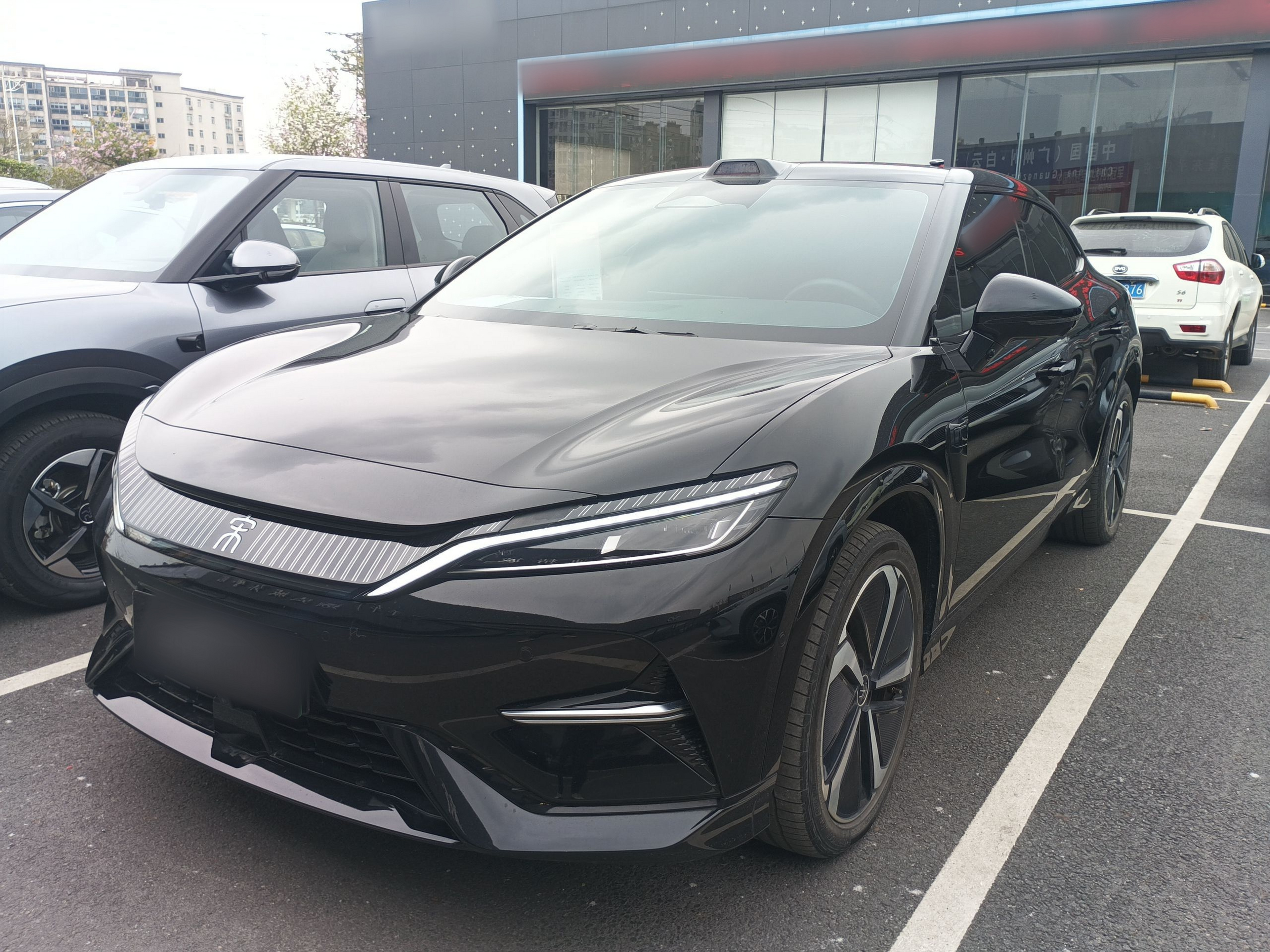 Под передней частью автомобиля