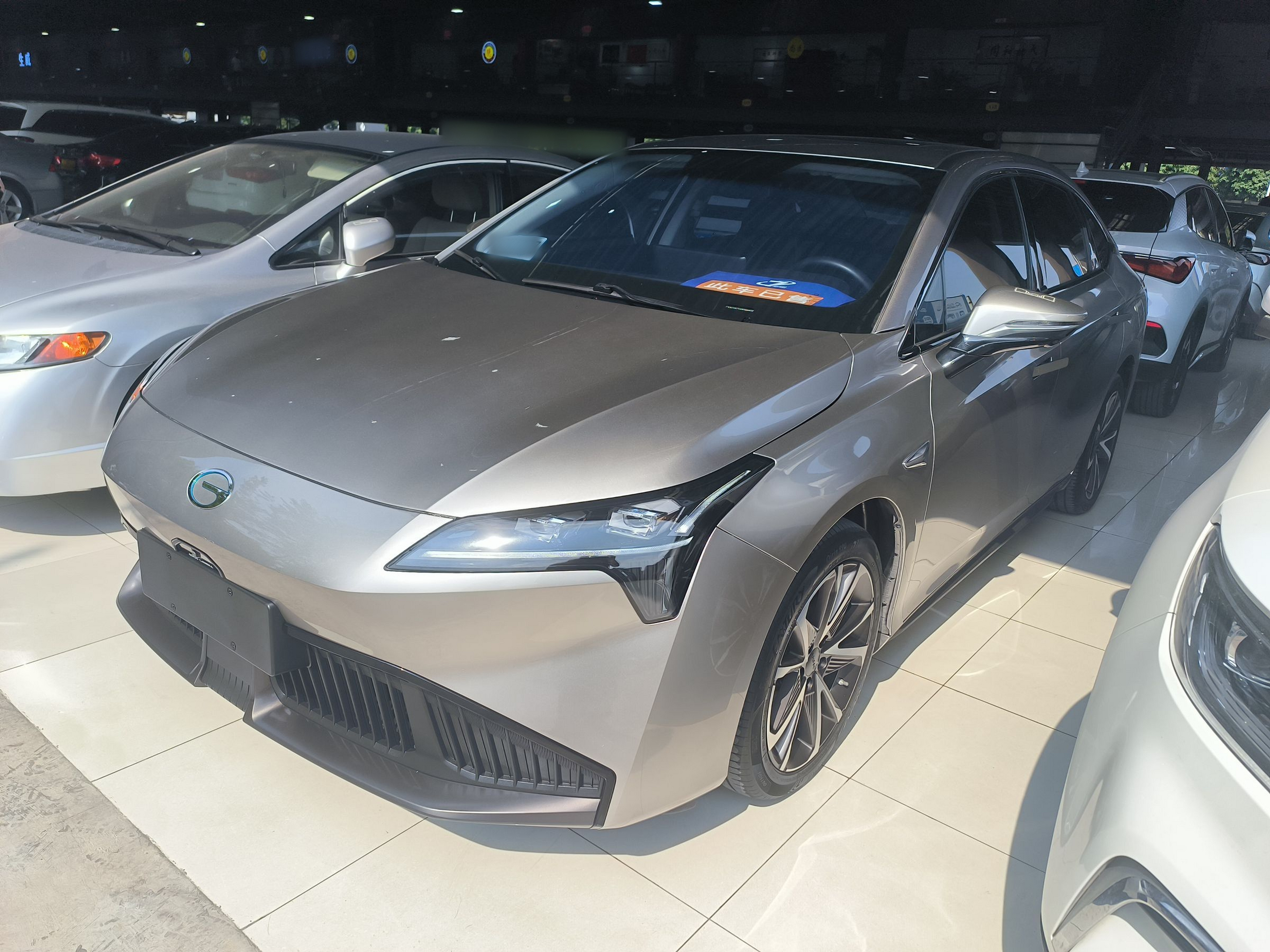 Под передней частью автомобиля