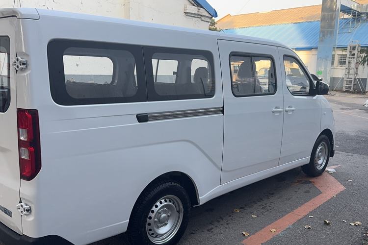 Used Wuling Yangguang 2024 300KM Comfort Version Passenger Van 75kW
