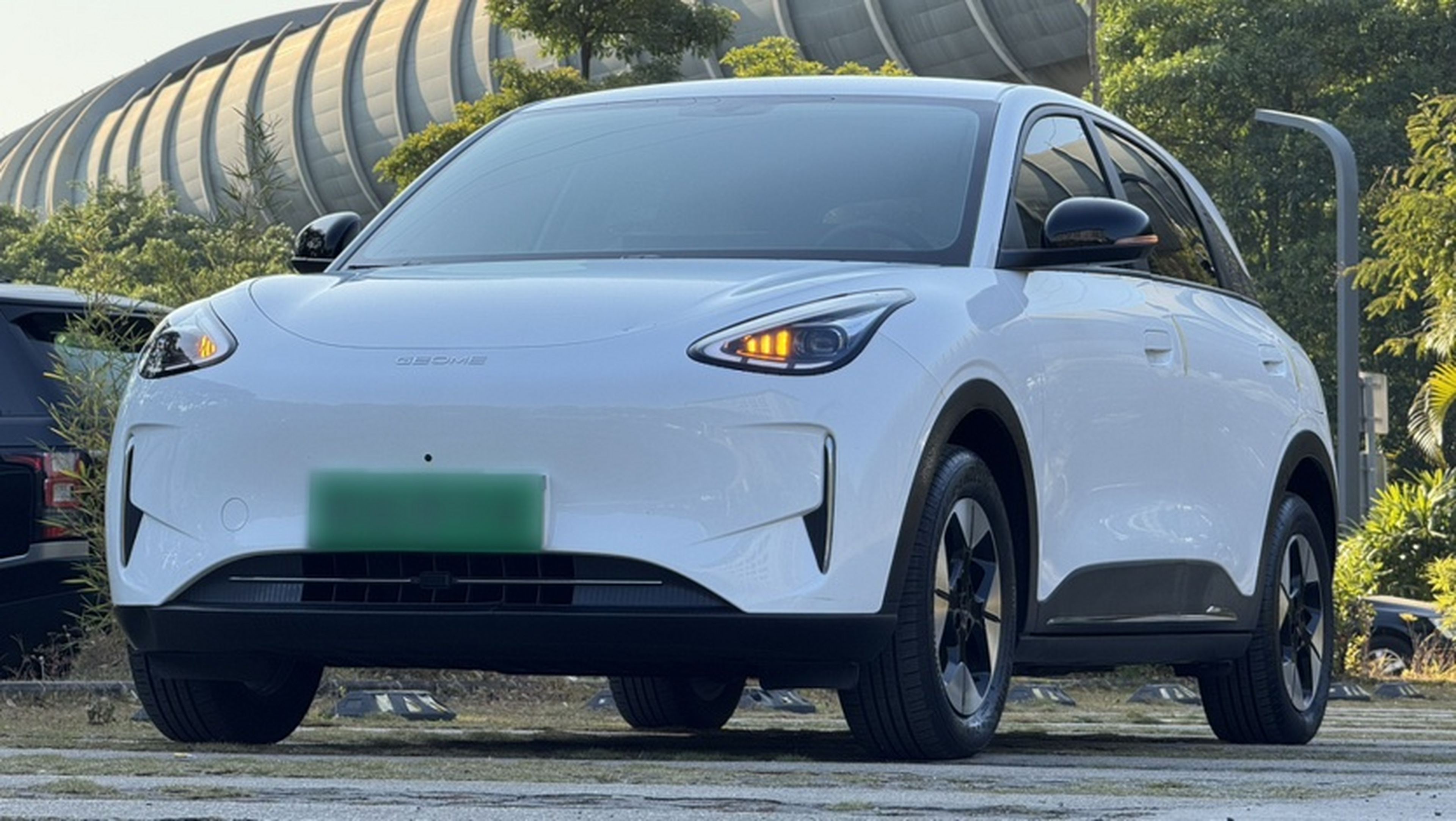 Под передней частью автомобиля