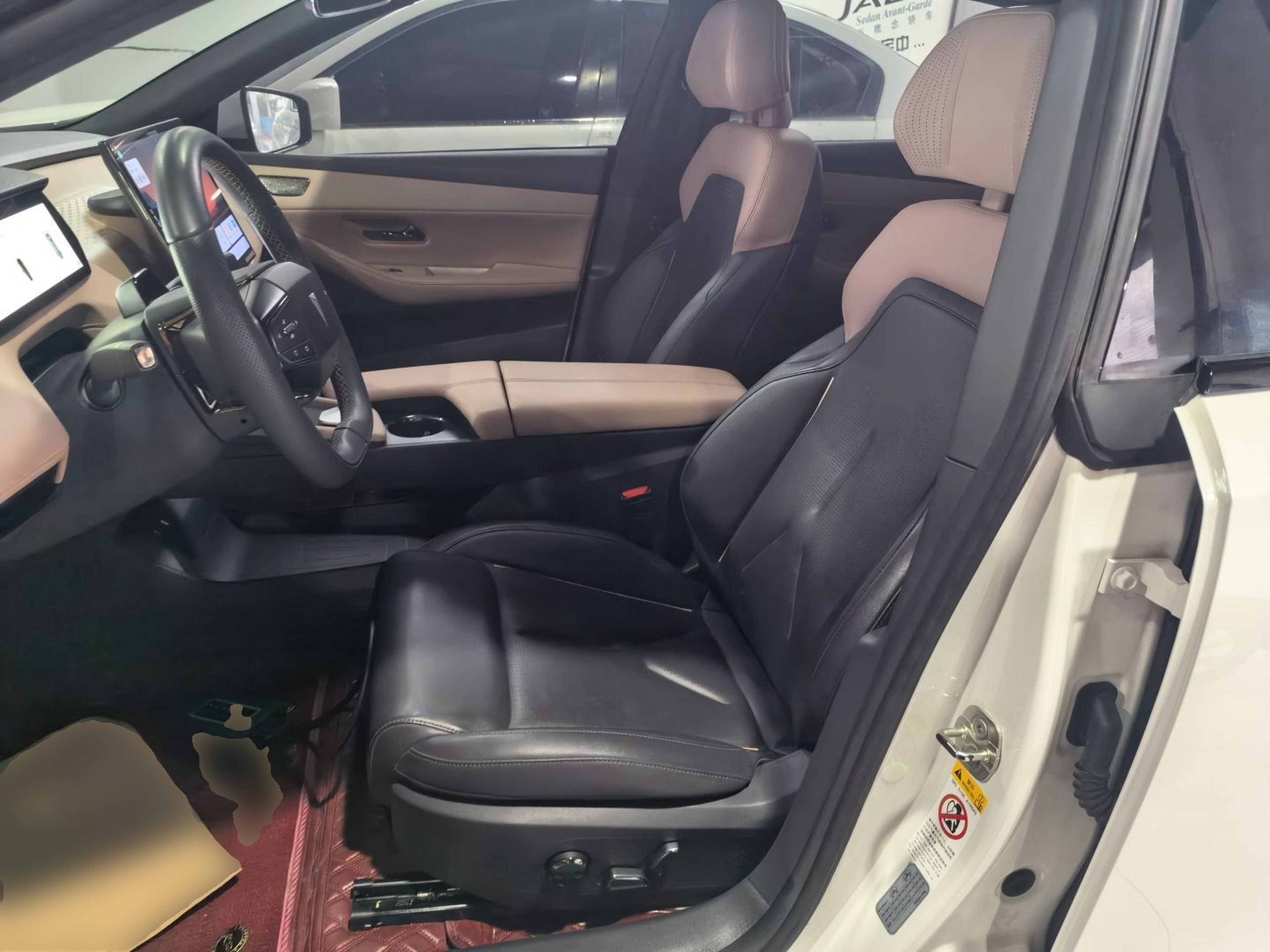 المقاعد الأمامية داخل السيارة