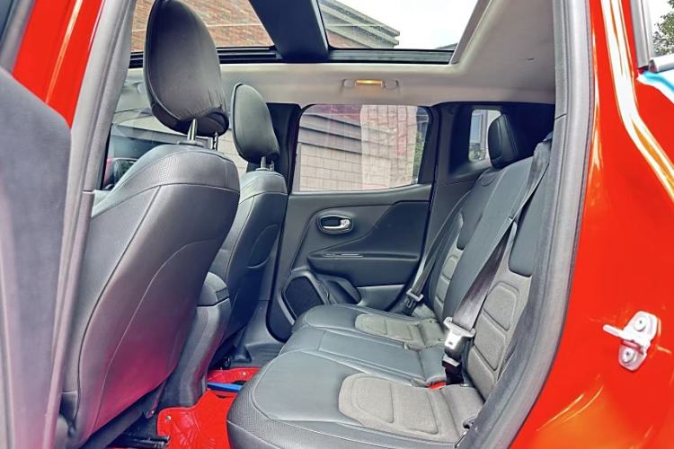 Used  Renegade 2019 220T Automatic Leading Edition
