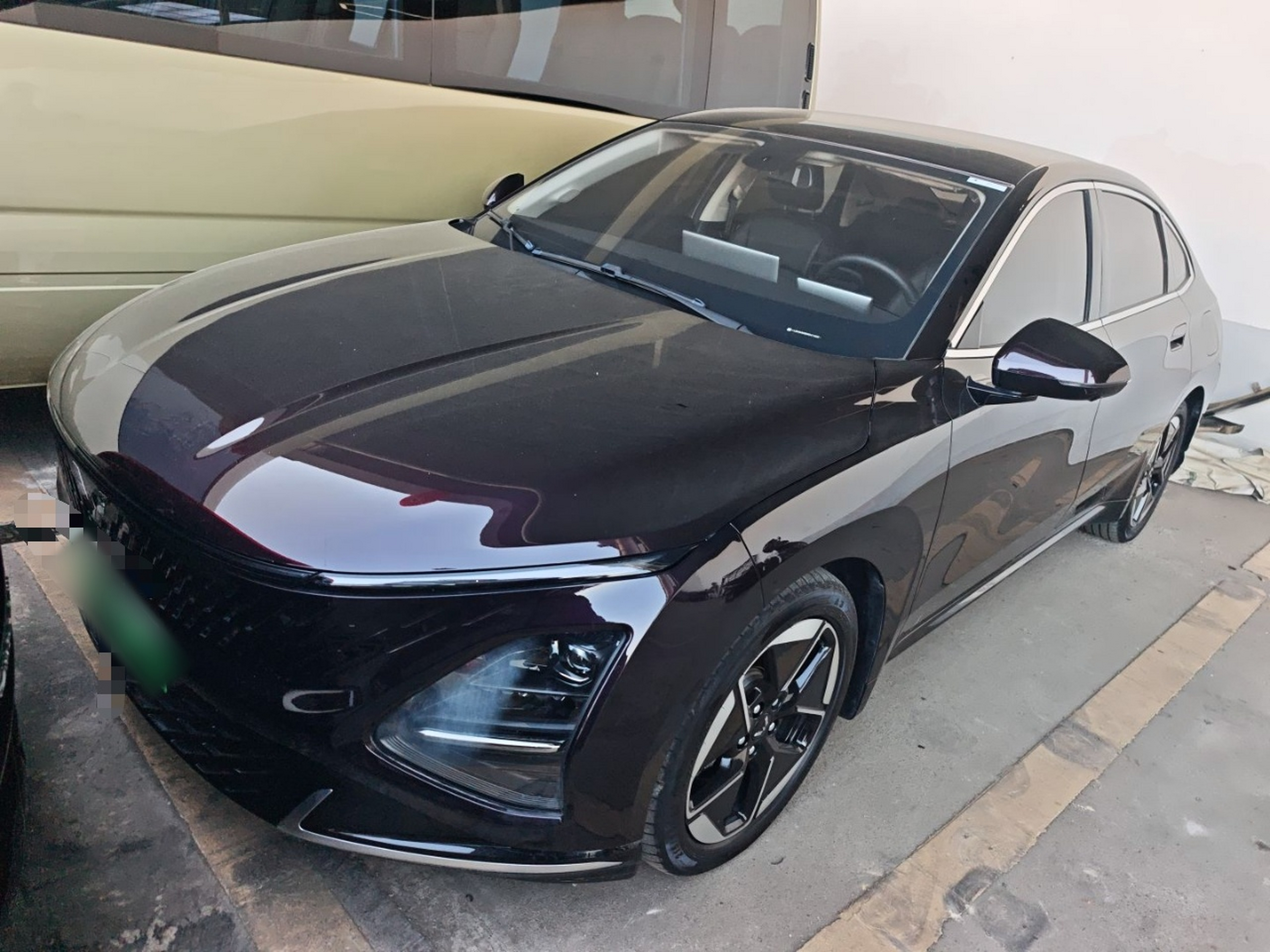 تحت مقدمة السيارة