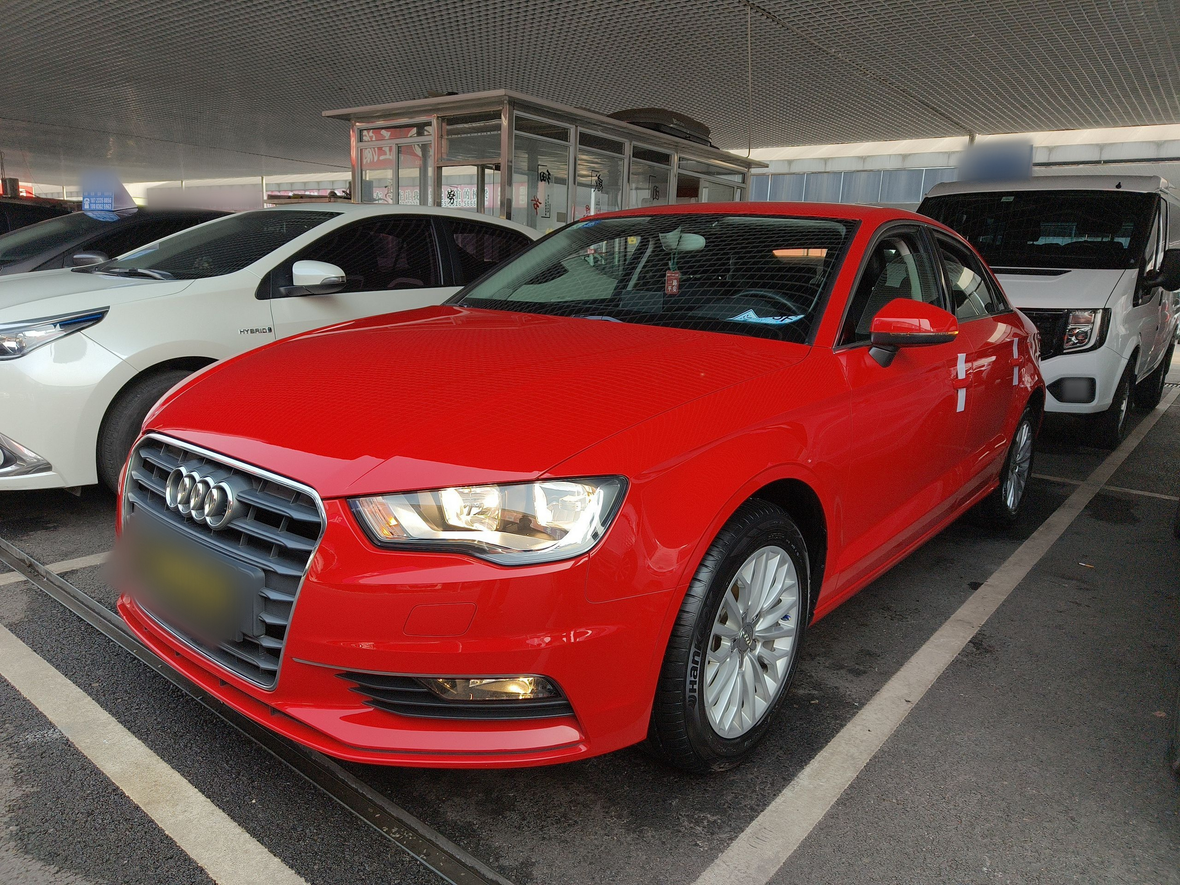 تحت مقدمة السيارة