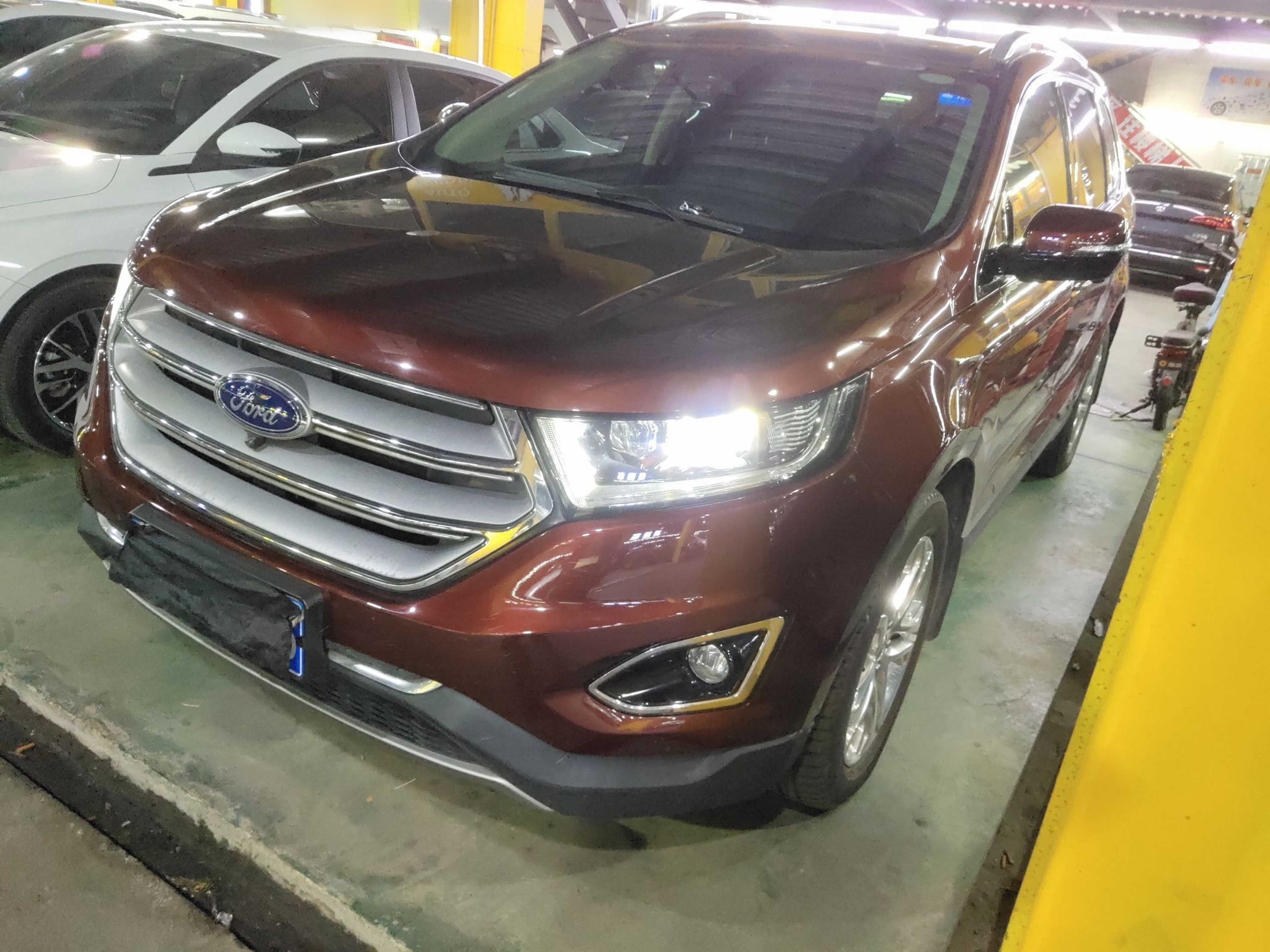 تحت مقدمة السيارة