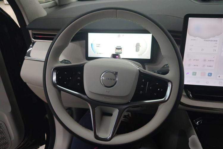 Used Volvo EM90 2025 Ultra Six-Seater