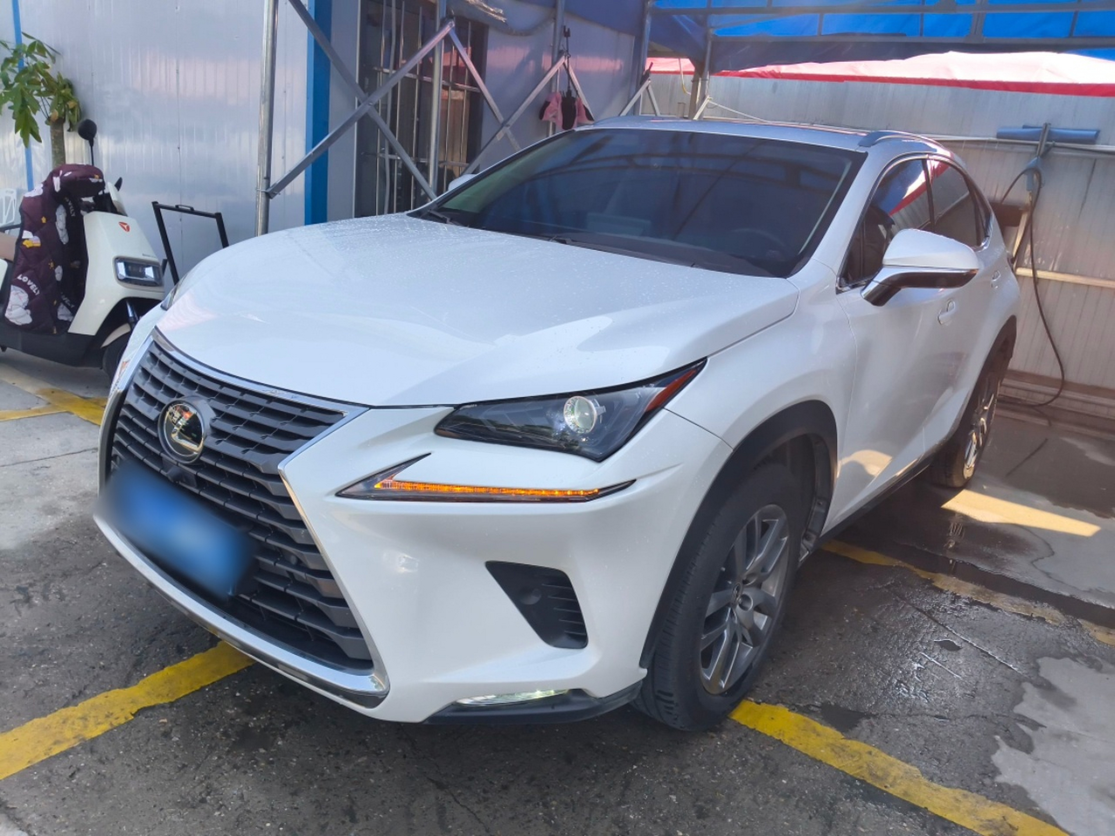 Под передней частью автомобиля