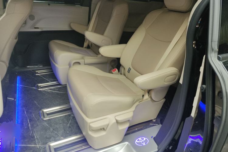 Used Toyota Sienna 2023 2.5L Hybrid Luxury Edition
