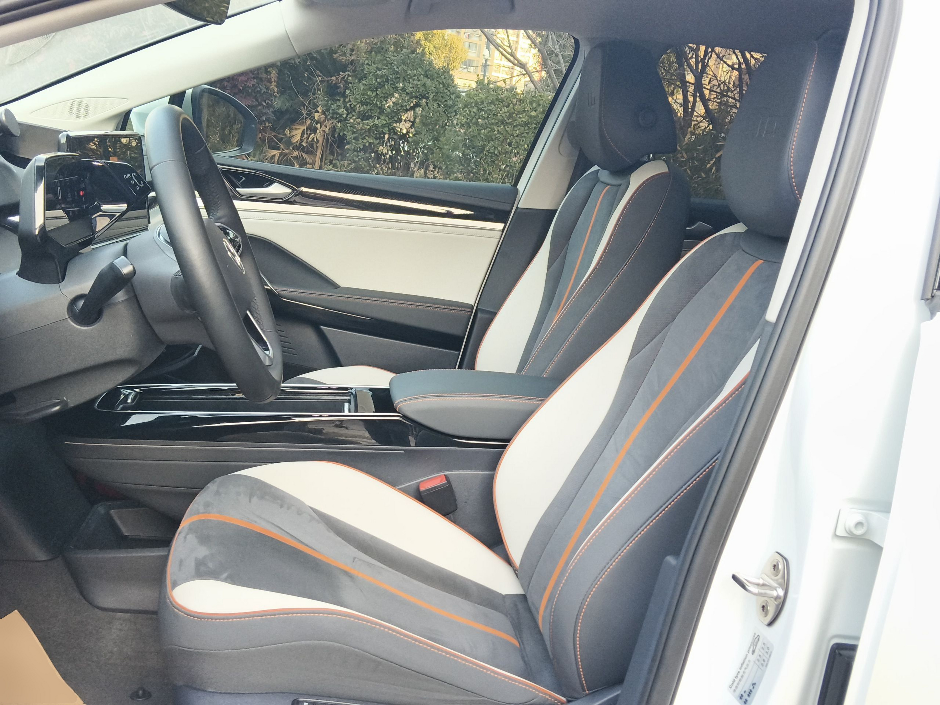 Переднее сиденье в автомобиле