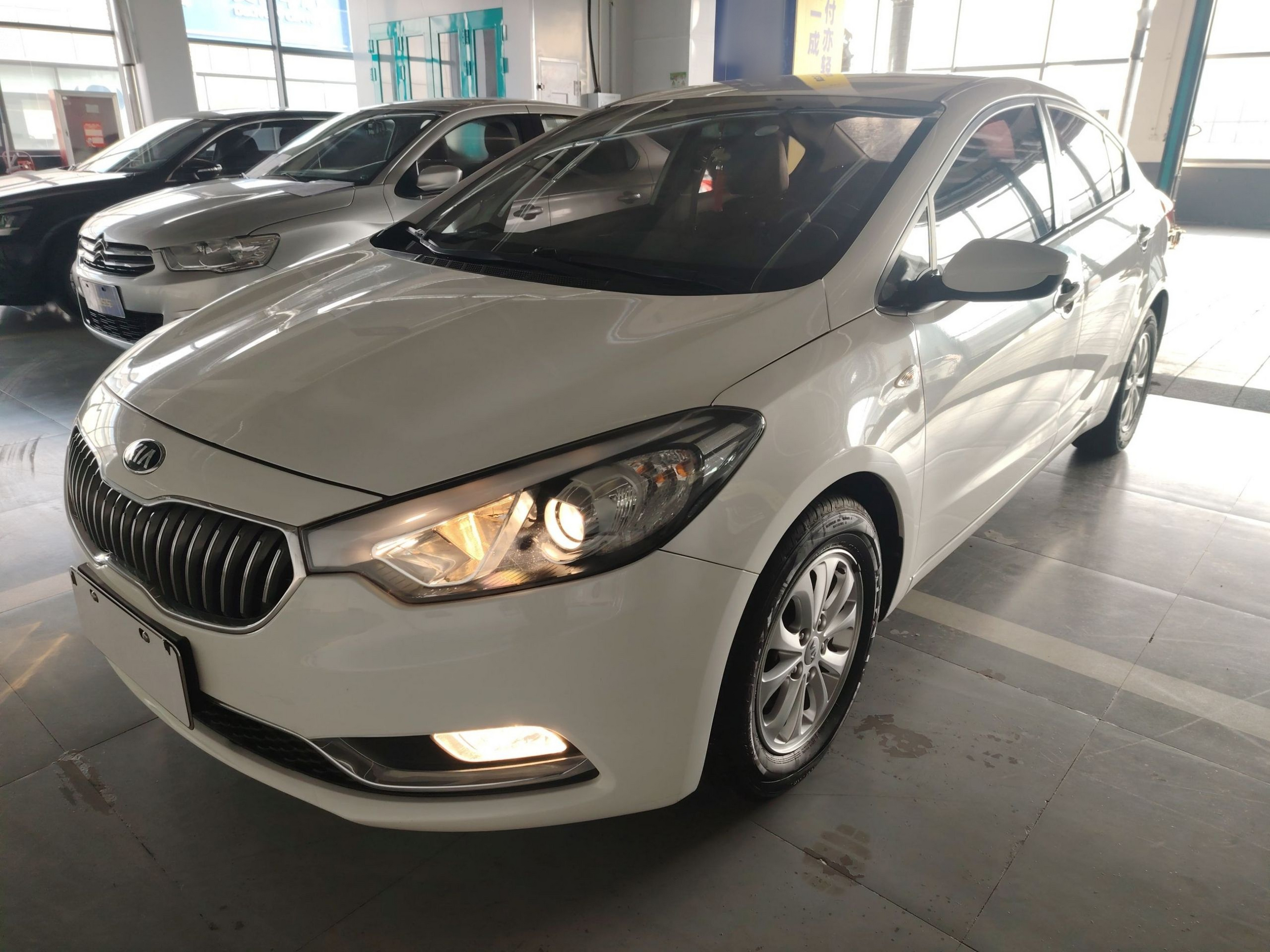 Под передней частью автомобиля