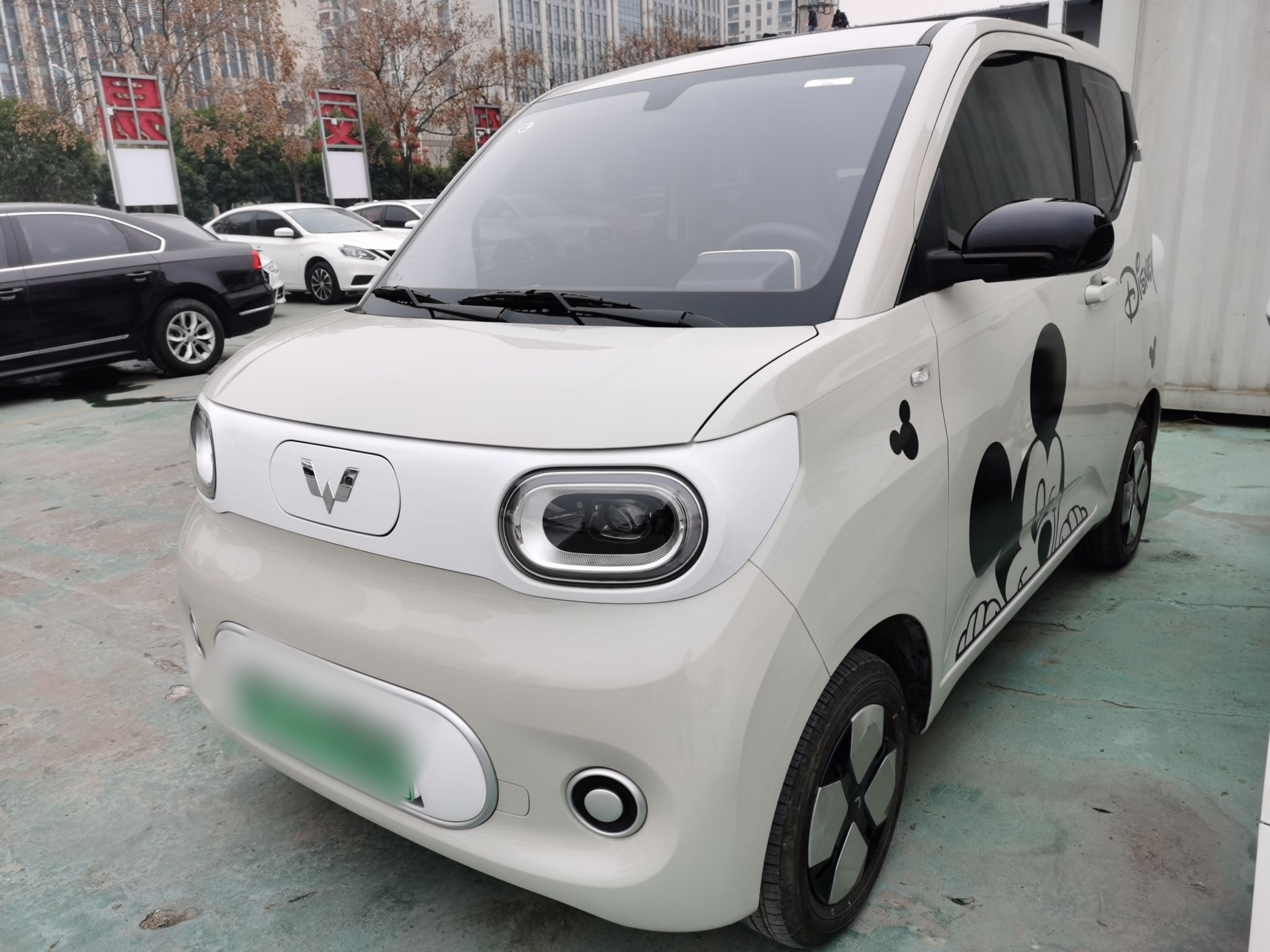 Под передней частью автомобиля