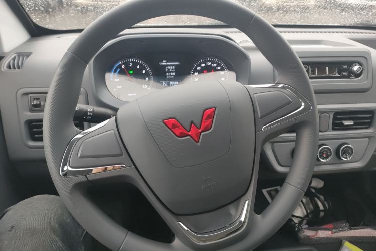 Used Wuling Yangguang 2024 300KM Comfort Version Passenger Van 75kW
