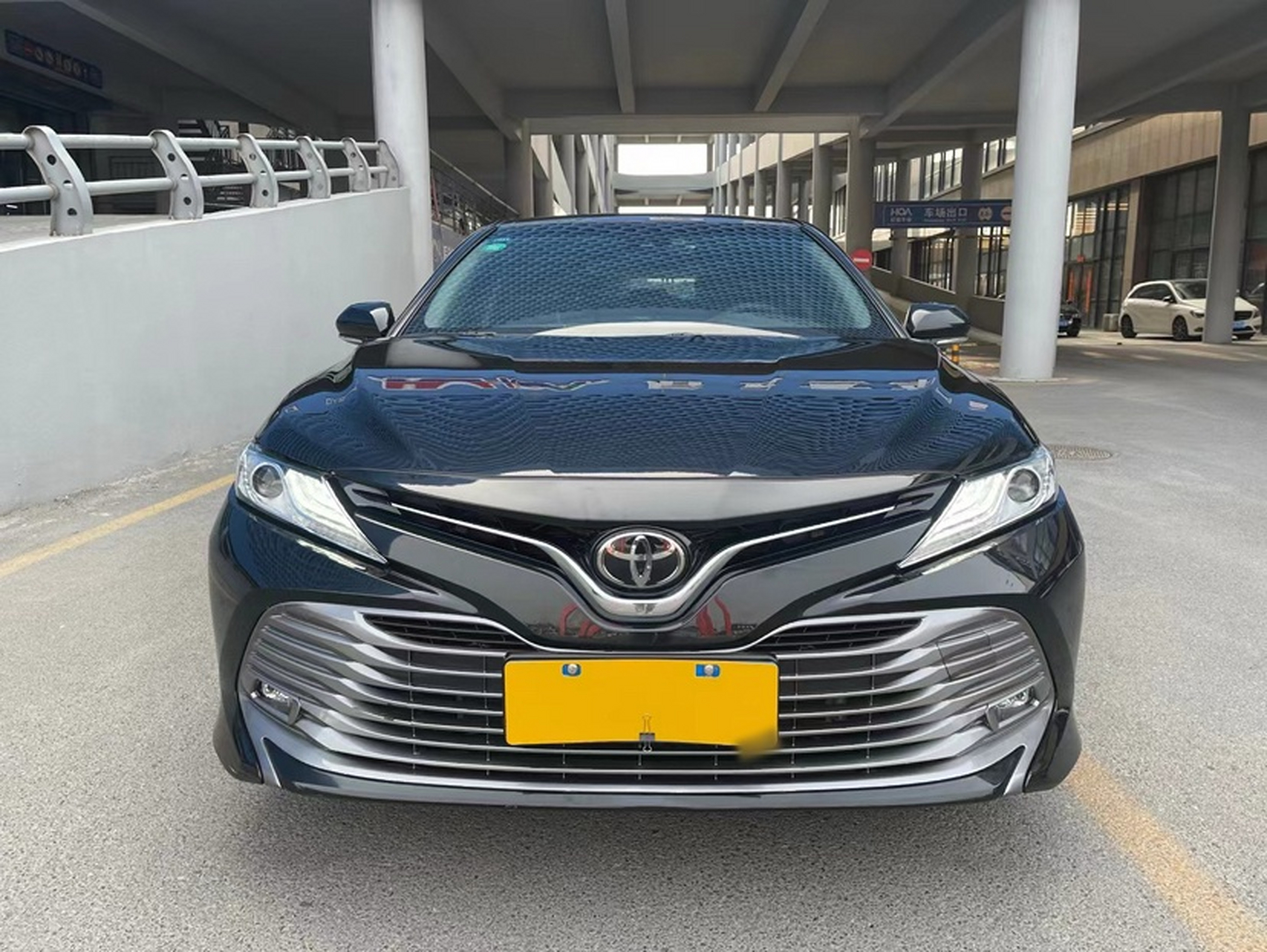 تحت مقدمة السيارة