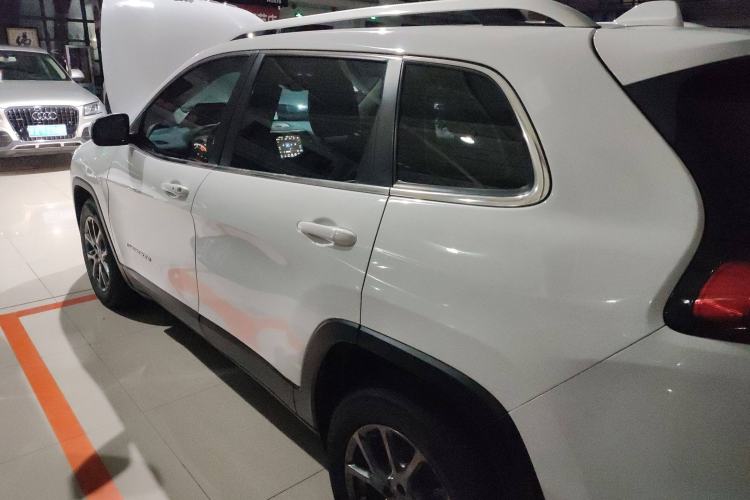 Used  Cherokee 2020 2.0L Two-Wheel Drive Classic Sports Edition
