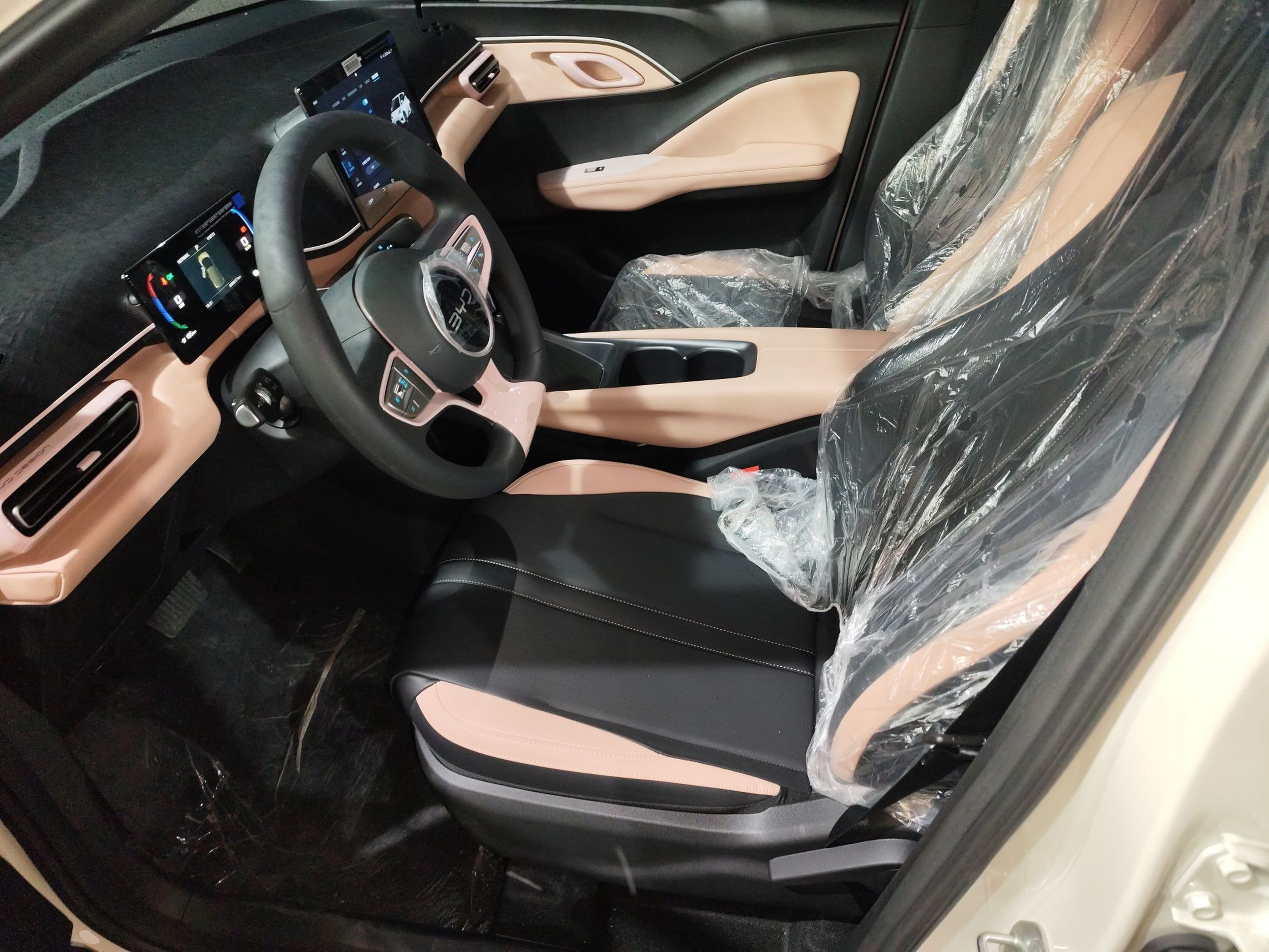 المقاعد الأمامية داخل السيارة